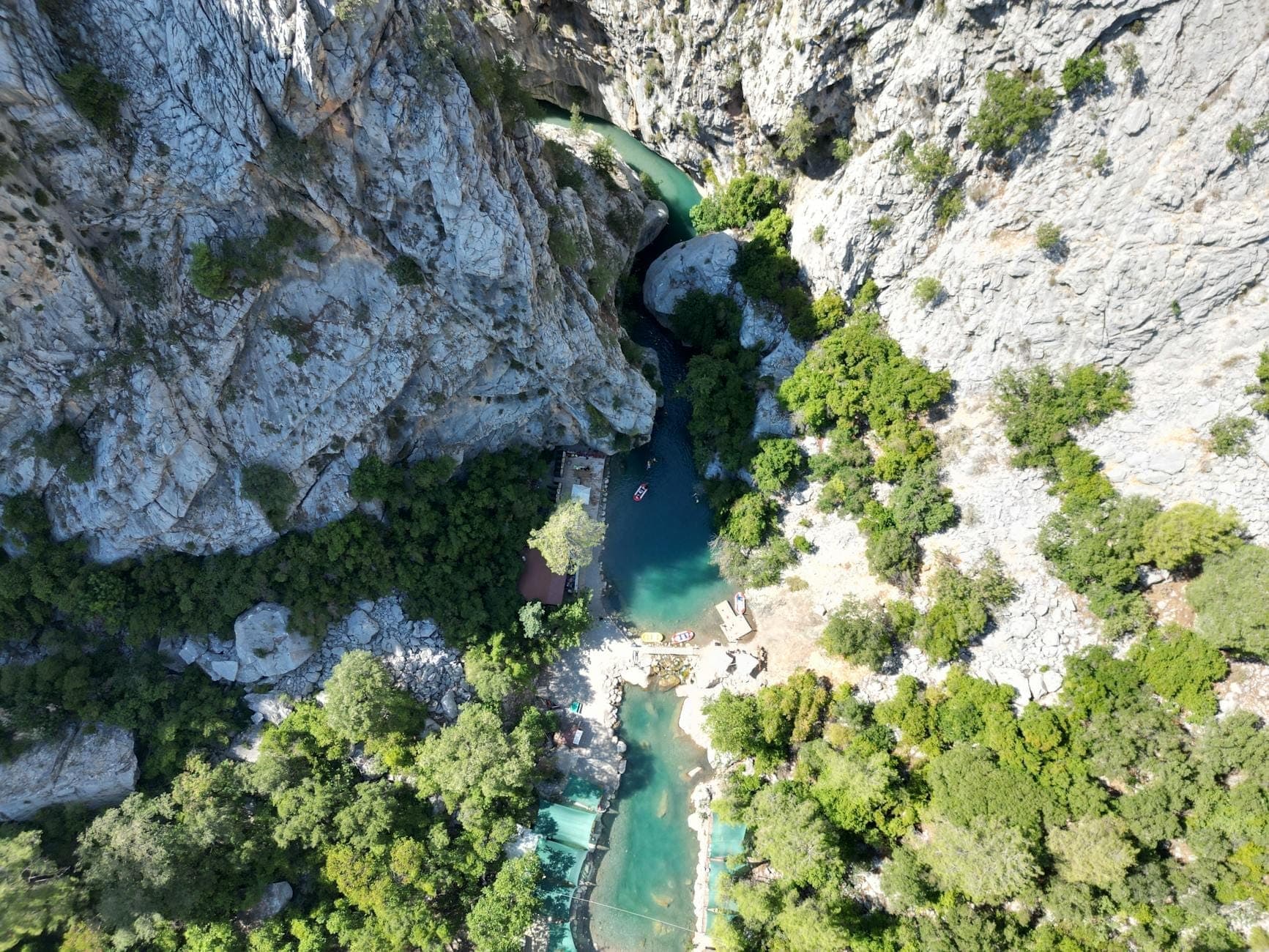 Luftaufnahme des türkisfarbenen Flusses, der sich durch dramatische Kalksteinfelsen und üppiges Grün im Köprülü-Canyon-Nationalpark, Antalya, schlängelt.