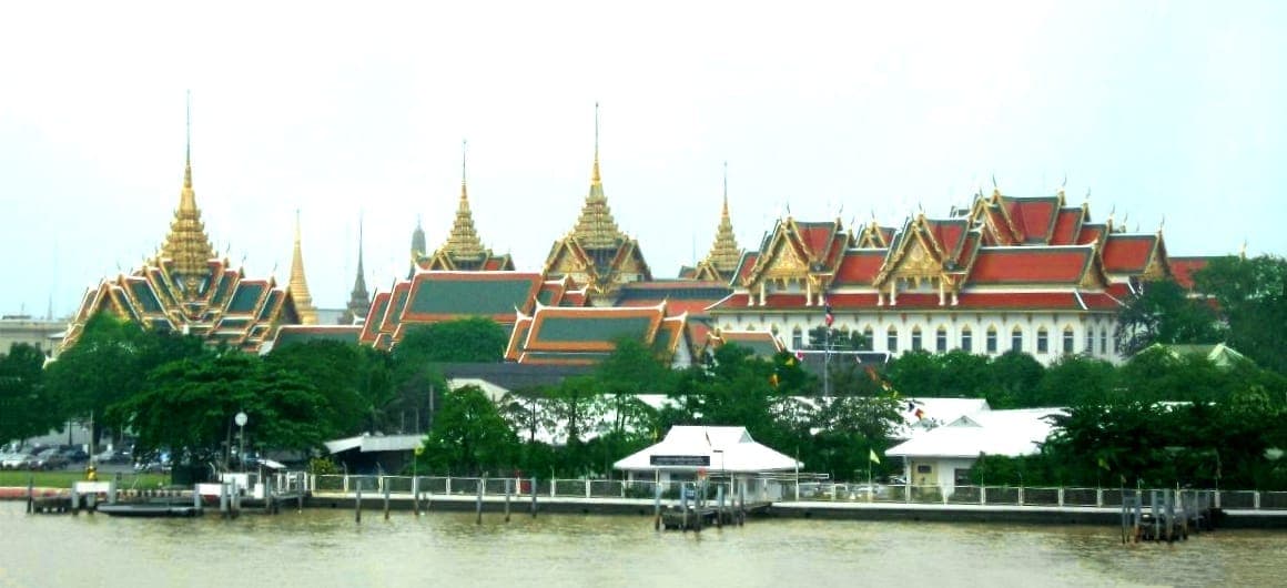 Le complexe du Grand Palais de Rattanakosin à Bangkok vu depuis le fleuve Chao Phraya