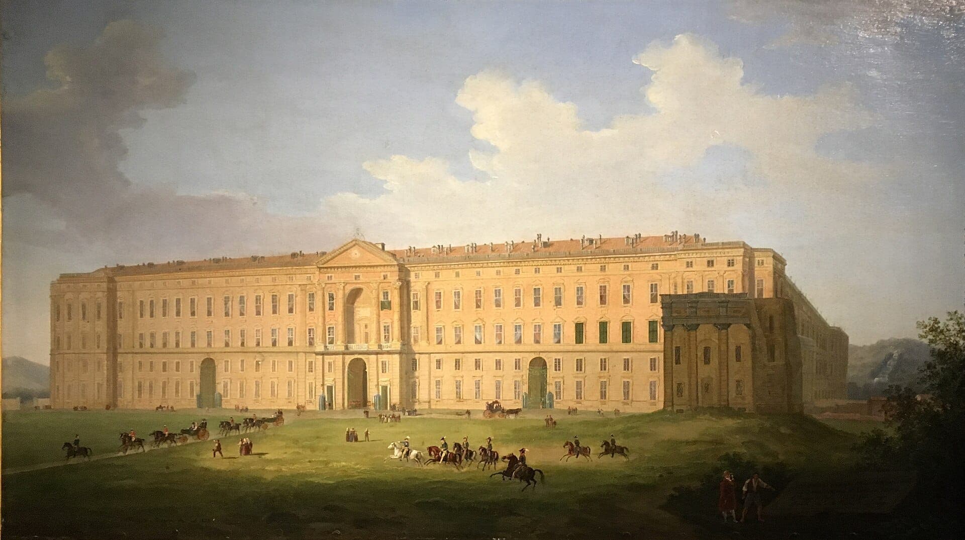 Uma pintura grandiosa e iluminada da Reggia di Caserta com vastos gramados verdes, visitantes, carruagens e nuvens dramáticas ao fundo.