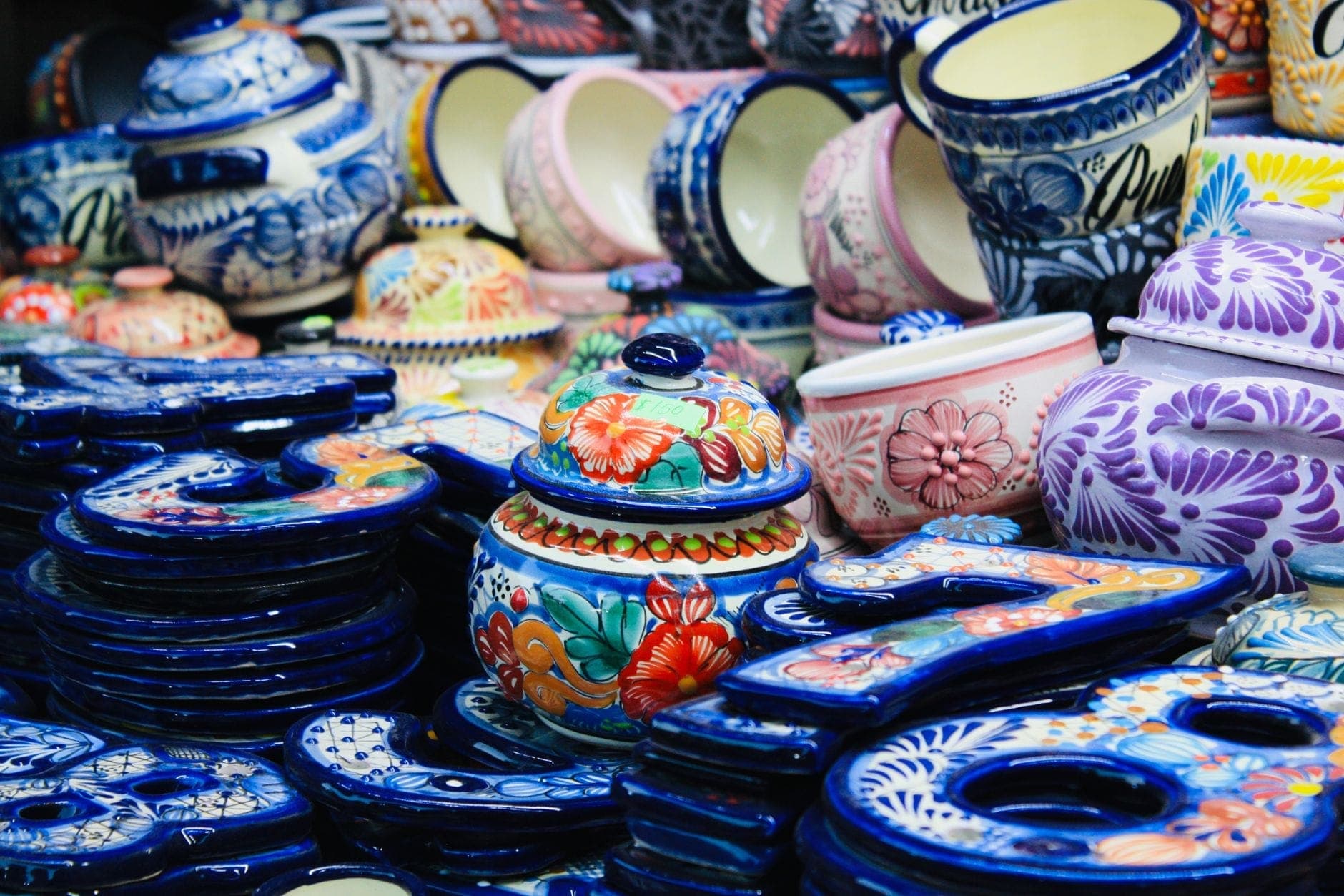 เครื่องปั้นดินเผา Talavera ทาสีด้วยมือสีสันสดใส รวมถึงโถและจาน จัดแสดงในตลาดหัตถกรรมเม็กซิกันใน Guadalajara