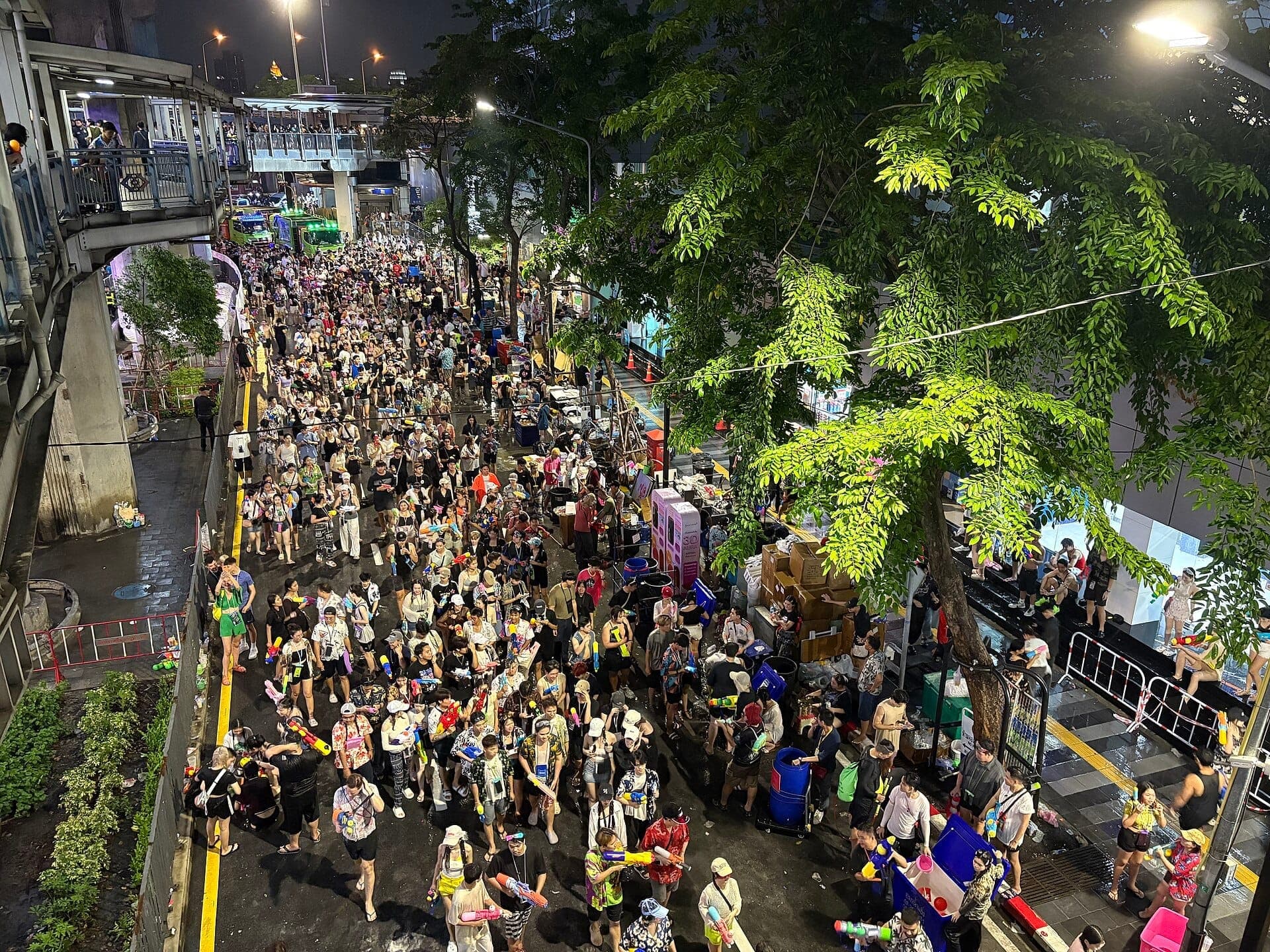 Tayland Yeni Yılı festivali sırasında Bangkok'ta su tabancaları ve sokak su savaşlarıyla Songkran kutlayan kalabalıklar