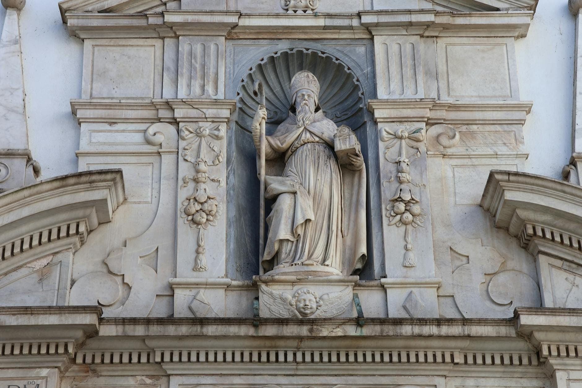 Nahaufnahme der reich verzierten Steinfassade der Kirche St. Blasius in Dubrovnik, mit geschnitzten Nischen und Barockdetails.