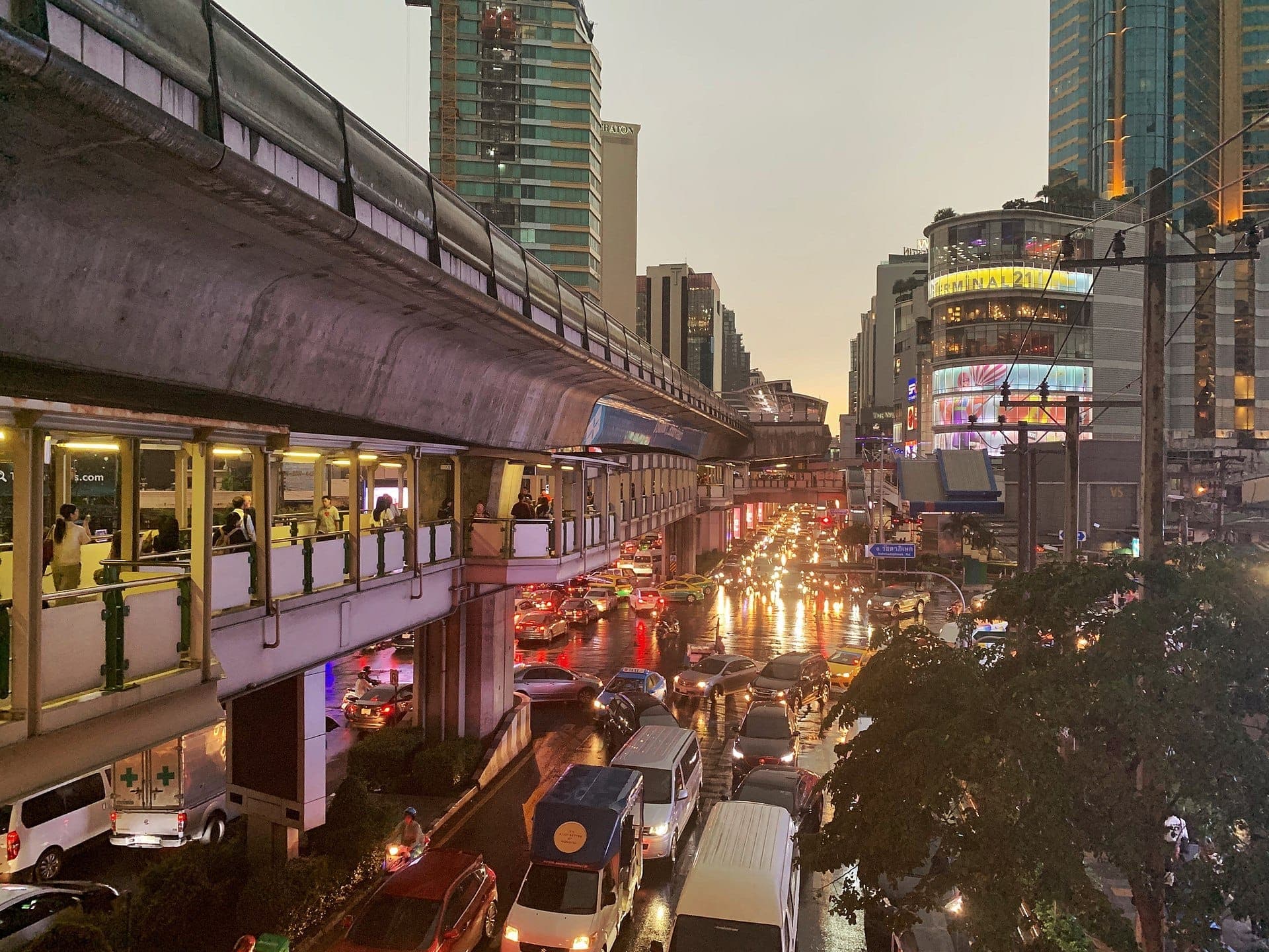 Sukhumvit à Bangkok avec le BTS Skytrain, la circulation et le Terminal 21 au crépuscule