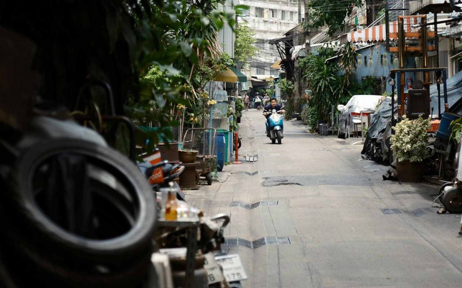 Ruelle calme de Talat Noi à Bangkok avec petits commerces et habitations