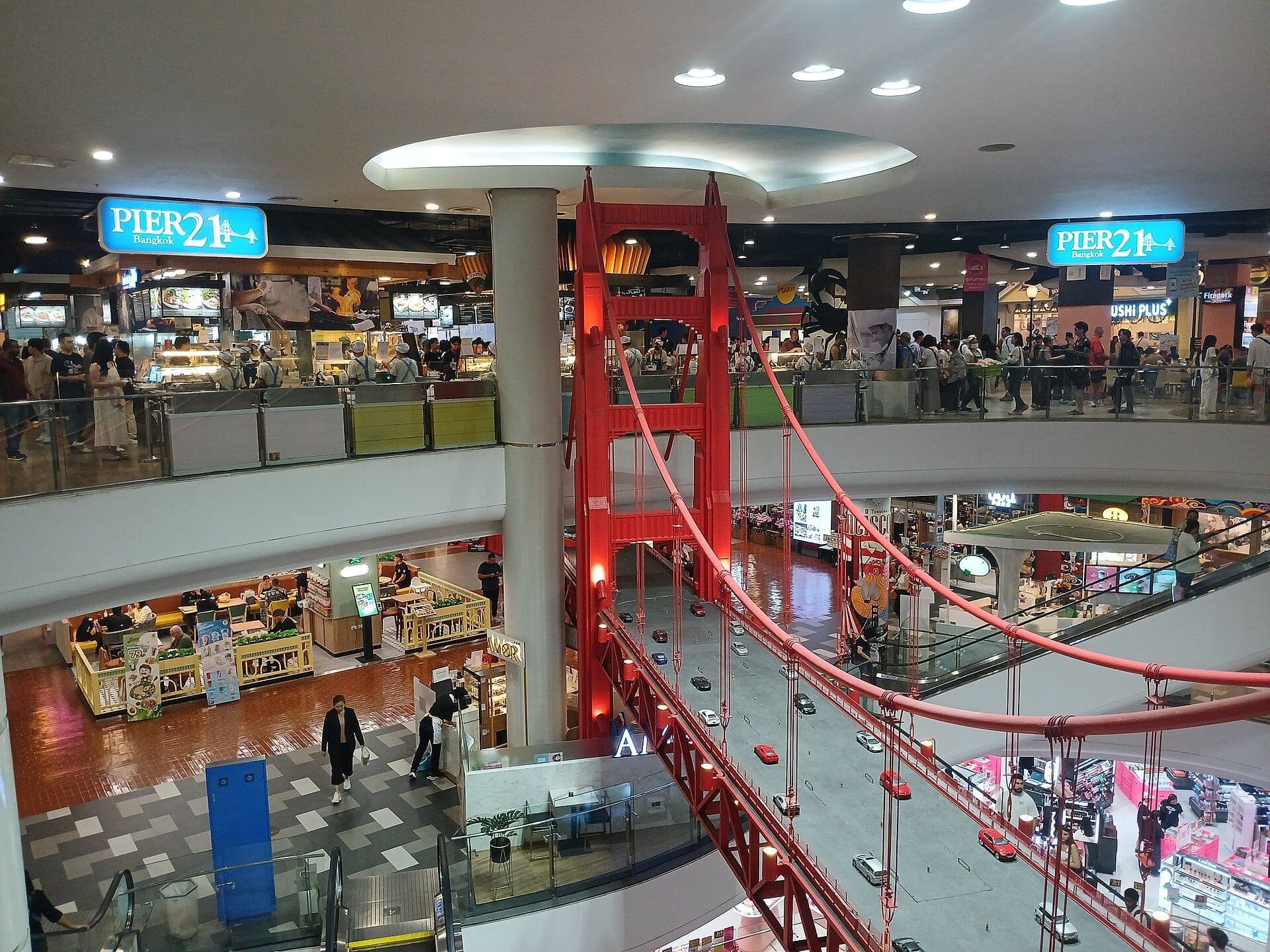 Intérieur du Terminal 21 à Bangkok avec le food court Pier 21 et la décoration rouge sur le thème du Golden Gate Bridge