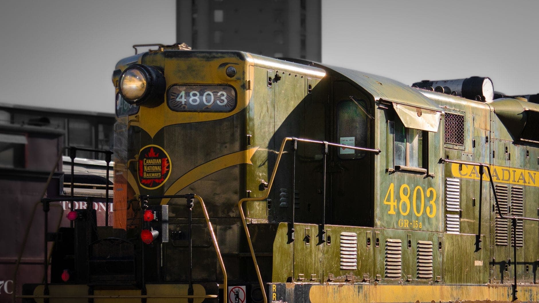 Locomotiva diesel Canadian National 4803 d'epoca restaurata esposta all'aperto alla luce del sole, con dettagli storici in mostra in un museo ferroviario.