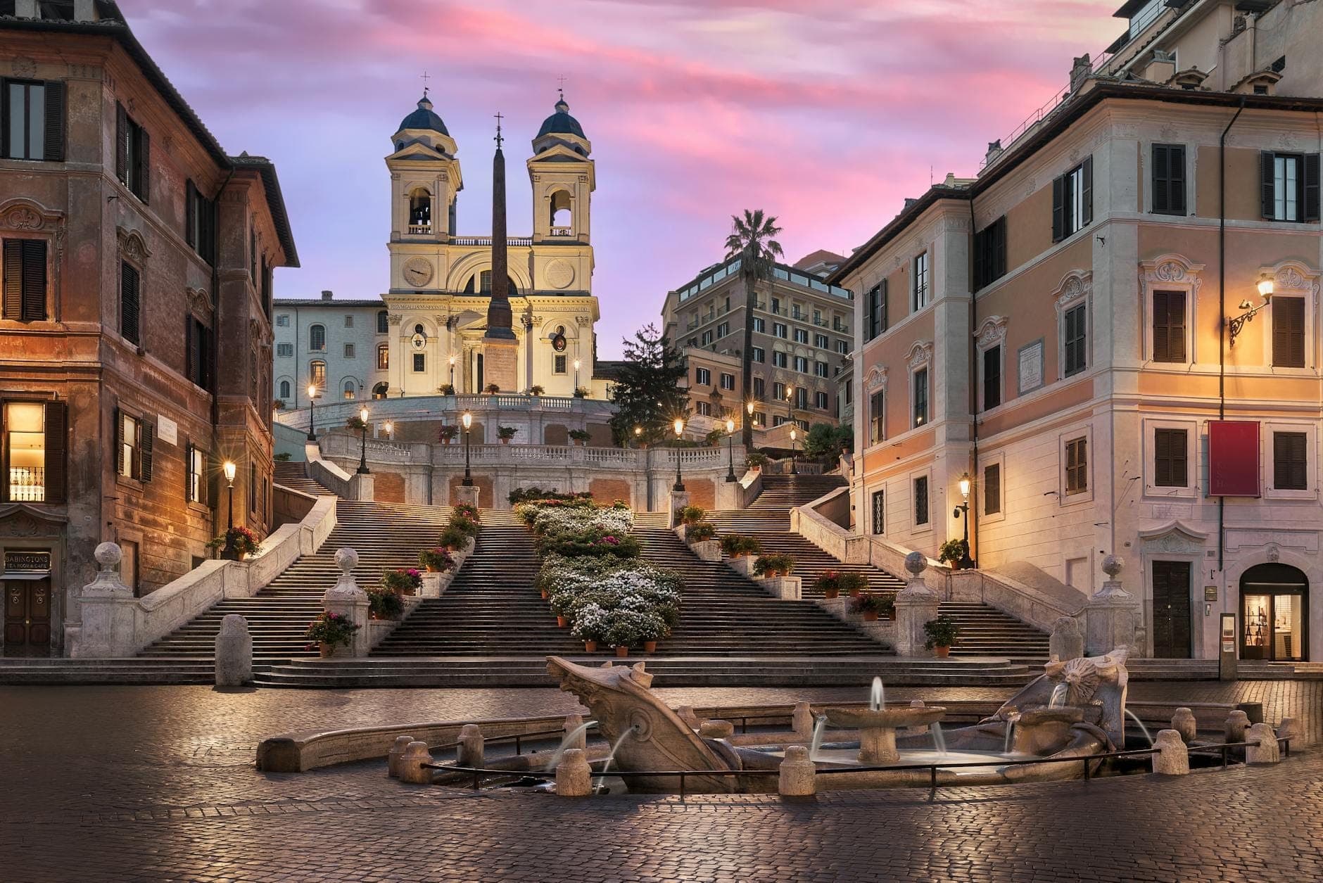 Ang simbahang Trinità dei Monti na may dalawang tore sa itaas ng Spanish Steps, maaga sa umaga, walang tao sa mga baitang at sa paligid na piazza, sa ilalim ng mapula-pula at lilang langit.