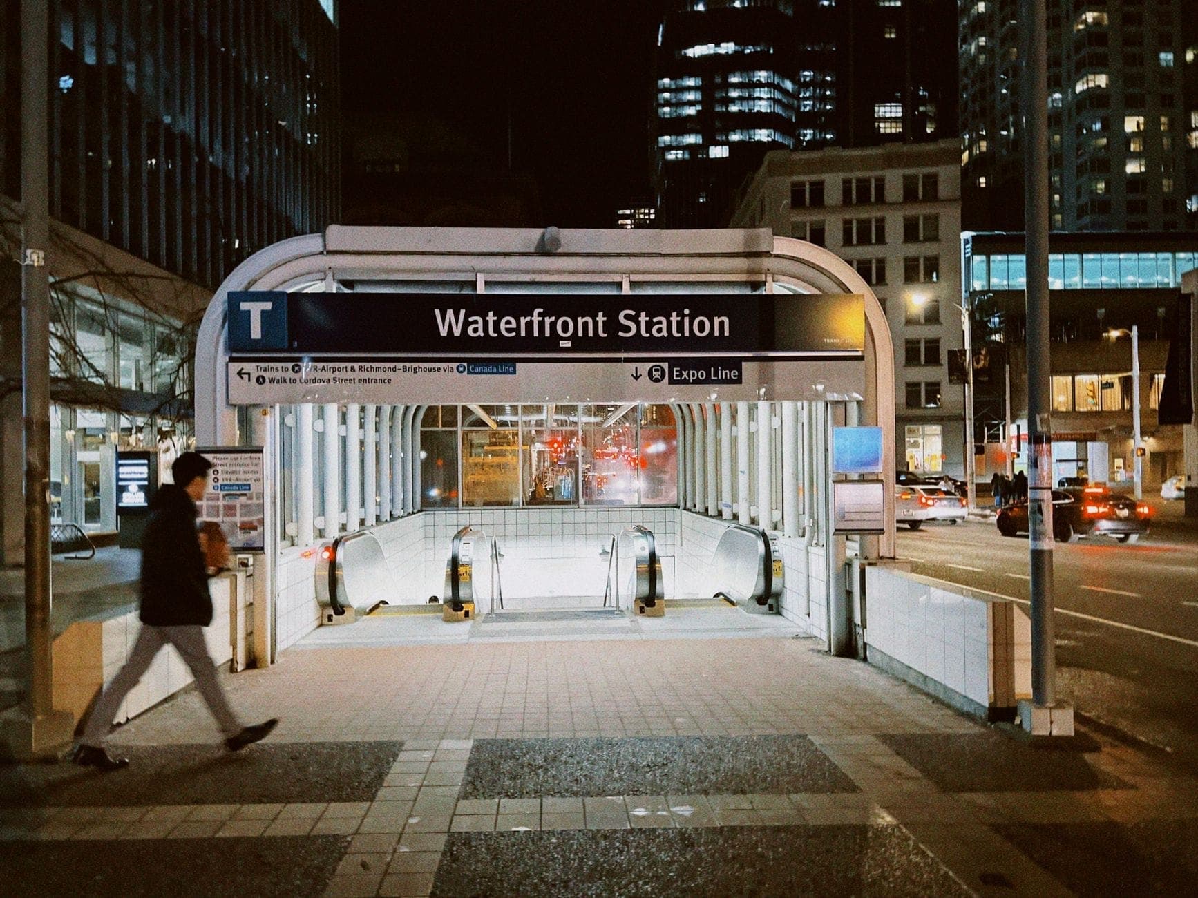 ทางเข้า Waterfront Station ในย่านใจกลางเมือง Vancouver ยามค่ำคืน แสดงให้เห็นการเข้าถึงระบบขนส่งสาธารณะและถนนในเมืองใกล้เคียง