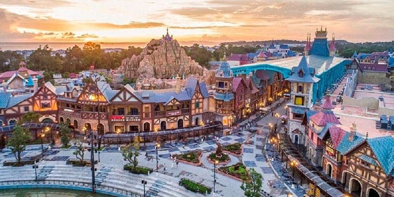 VinWonders Phu Quoc theme park na may makulay na mga atraksyon, sakay, at entertainment area