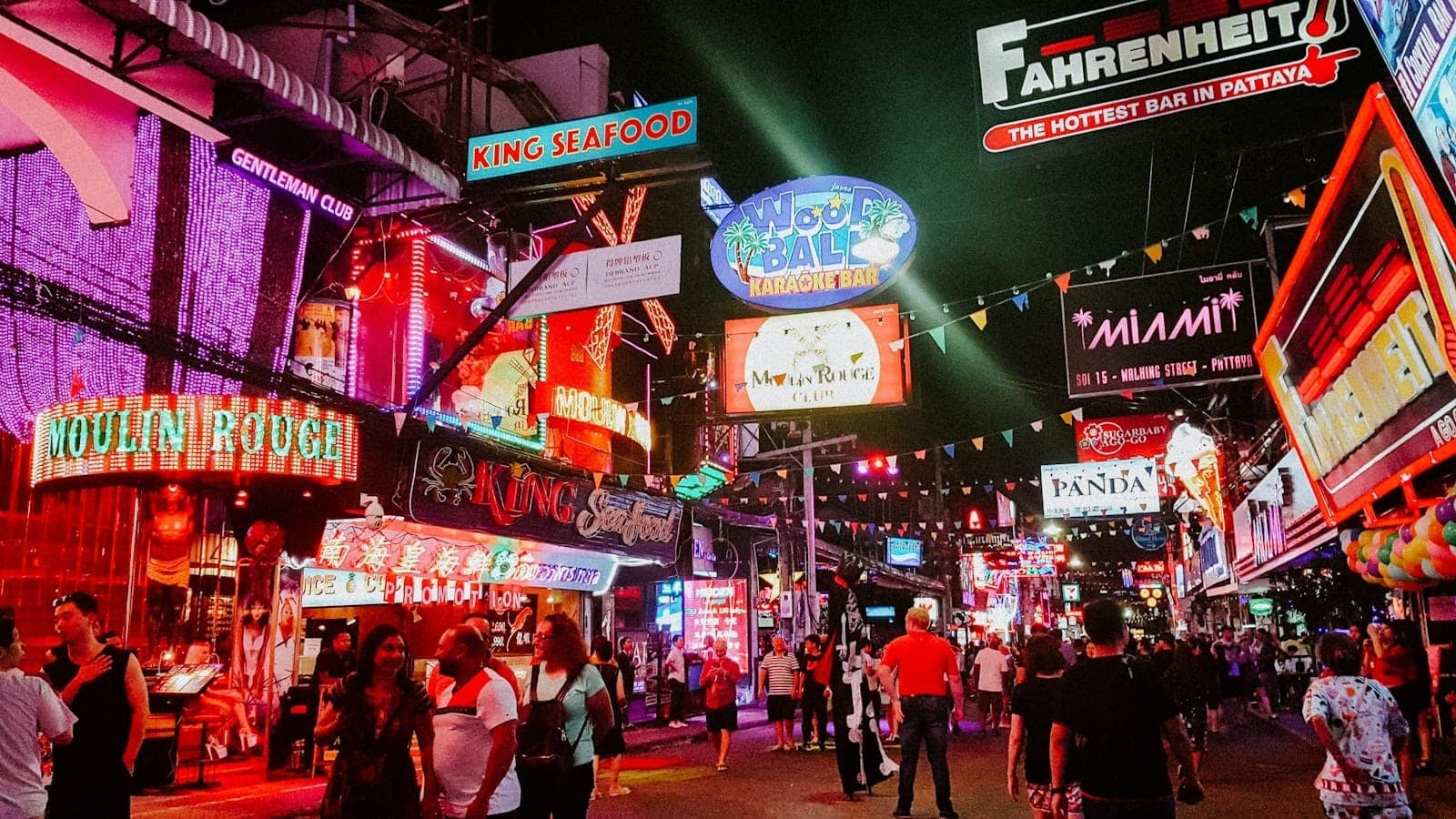 Cảnh đêm trên Walking Street Pattaya với biển hiệu neon rực rỡ, nhà hàng hải sản và dòng người đổ về tận hưởng không khí sôi động.