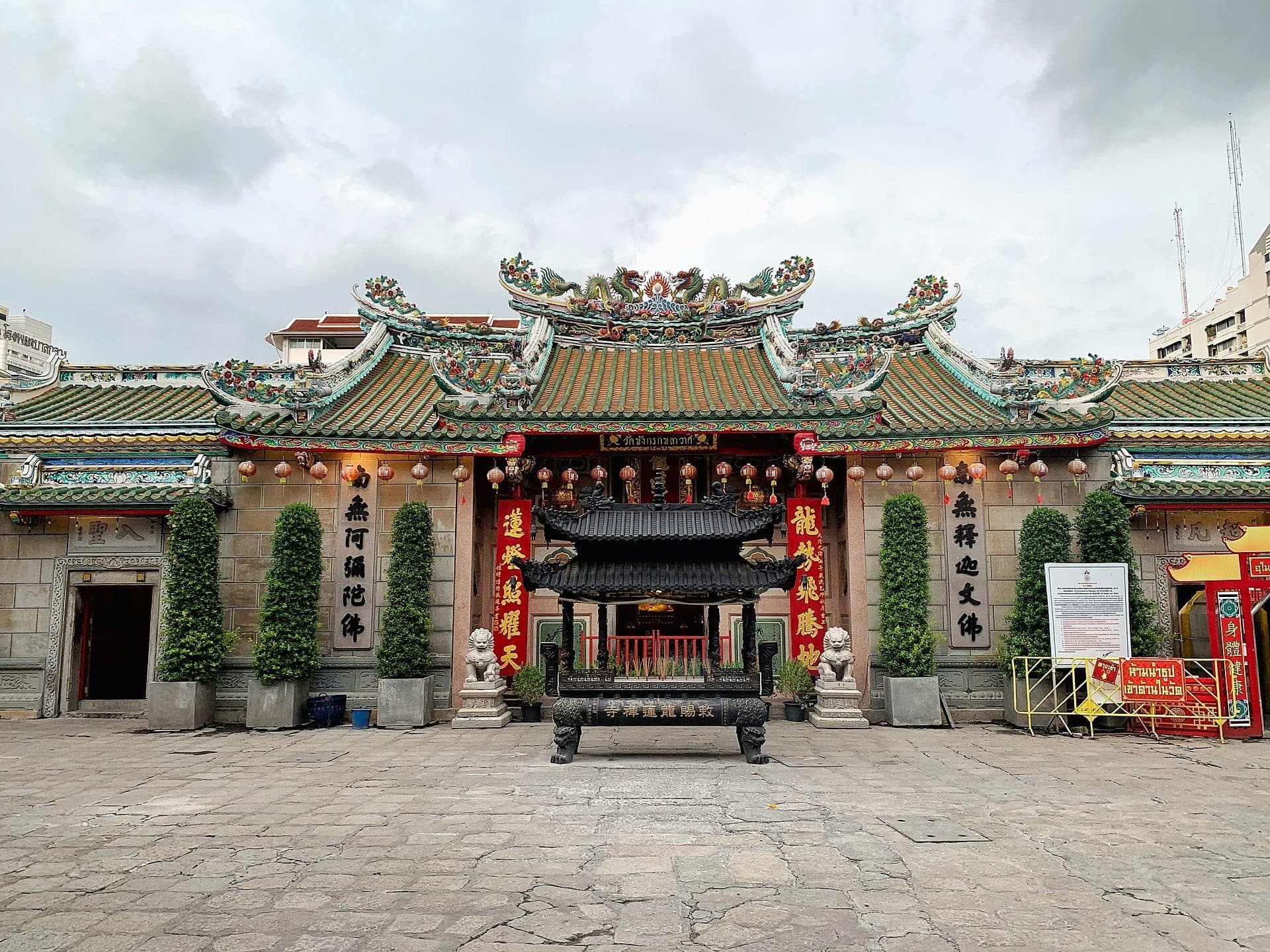 Façade du temple Wat Mangkon Kamalawat dans le Chinatown de Bangkok avec son architecture traditionnelle chinoise