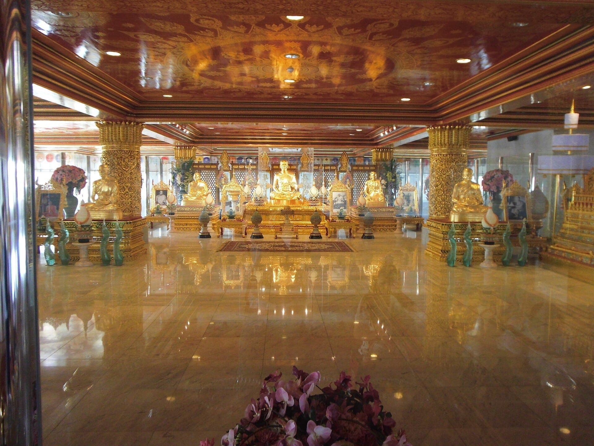 Intérieur doré du Wat Paknam Phasi Charoen à Bangkok avec statues de Bouddha et décoration ornementale de temple thaïlandais