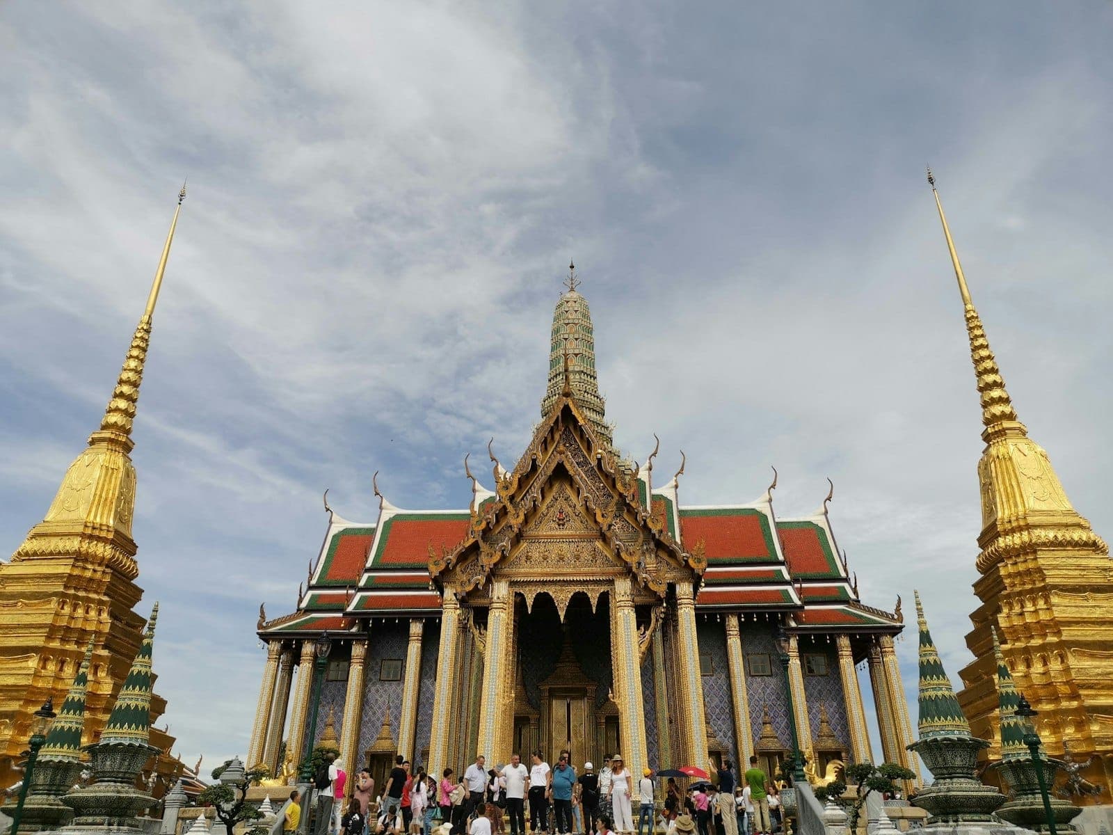 Entrée du Wat Phra Kaew avec son architecture thaïe ornementée et ses stupas dorés à Bangkok