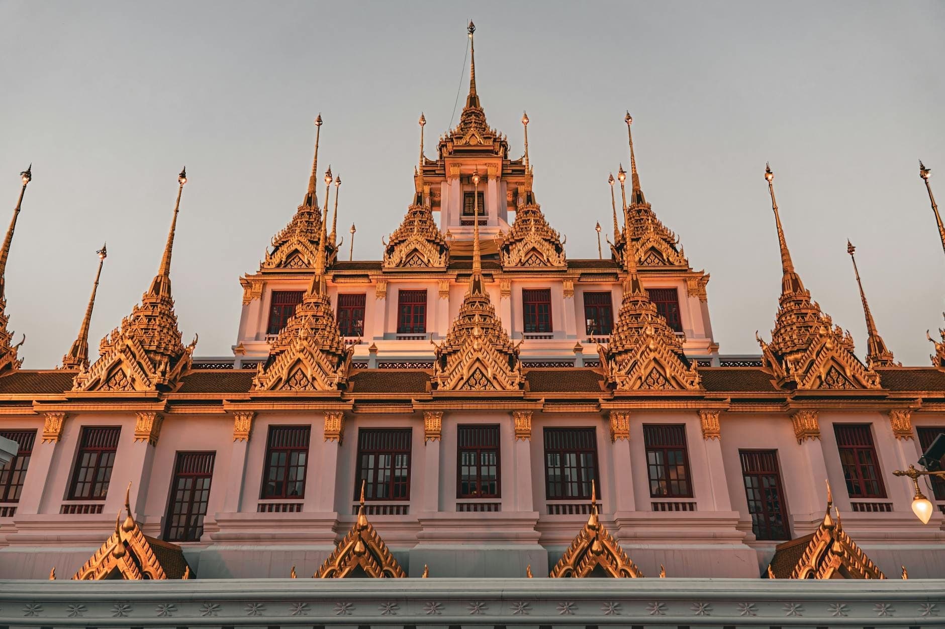 Le Loha Prasat du Wat Ratchanatdaram à Bangkok avec ses flèches étagées distinctives et sa structure symétrique