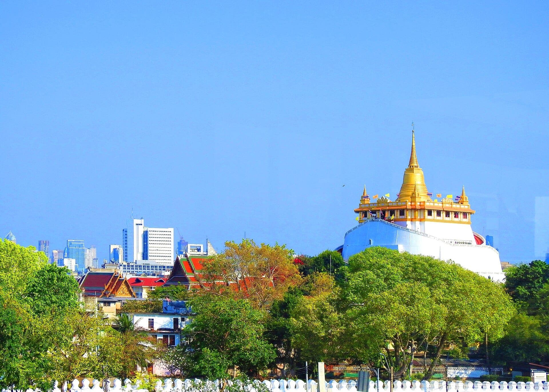 Le Golden Mount du Wat Saket à Bangkok s'élevant au-dessus des arbres avec son chedi doré au sommet