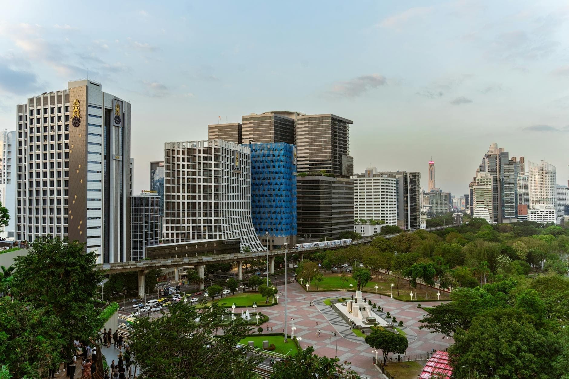 I quartieri vivaci di Bangkok visti dall'alto, tra hotel, strade e snodi dei trasporti per ogni budget.