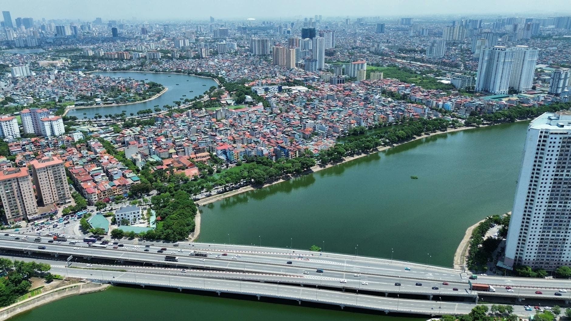 Vista aérea de Hanói que muestra barrios distintos, lagos, edificios altos y bajos, y grandes avenidas que dividen los distritos.