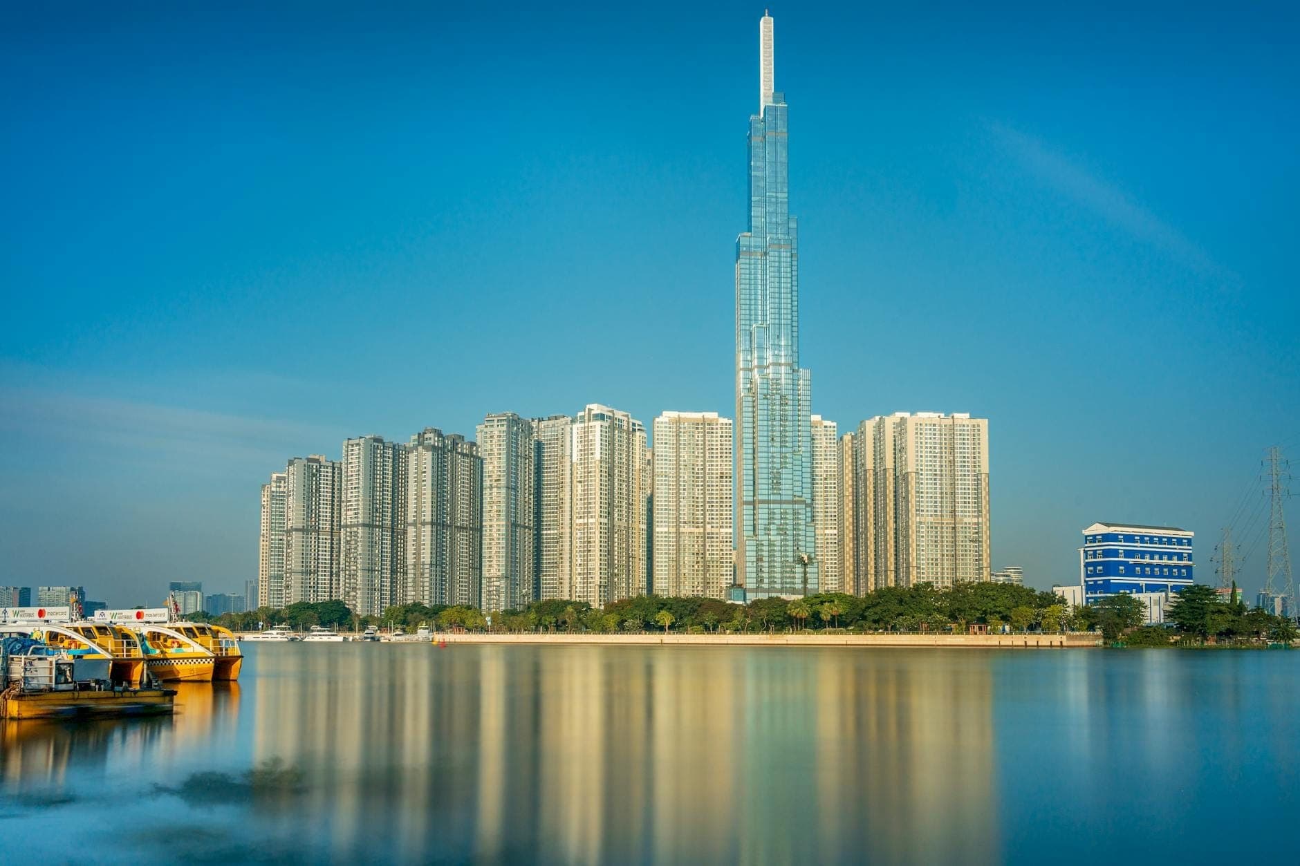 Tanawin sa araw ng Landmark 81 na napapalibutan ng mataas na mga gusaling pabahay at Ilog Saigon sa Binh Thanh, Lungsod ng Ho Chi Minh.
