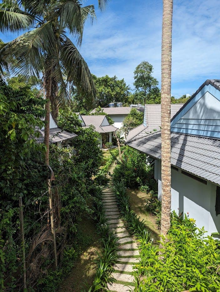 Mga villa na may hardin at tirahan na estilo ng bungalow sa Ong Lang (Kingo Resort), Phu Quoc, napapalibutan ng tropikal na kalikasan