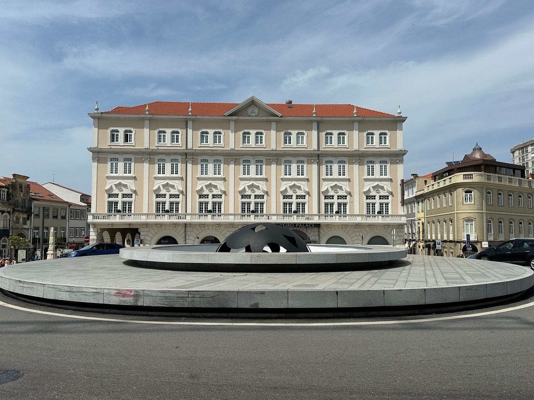 วิวกว้างของ Rotunda da Boavista พร้อมอนุสาวรีย์กลางแจ้ง ล้อมรอบด้วยอาคารประวัติศาสตร์สวยงามและลานกว้าง