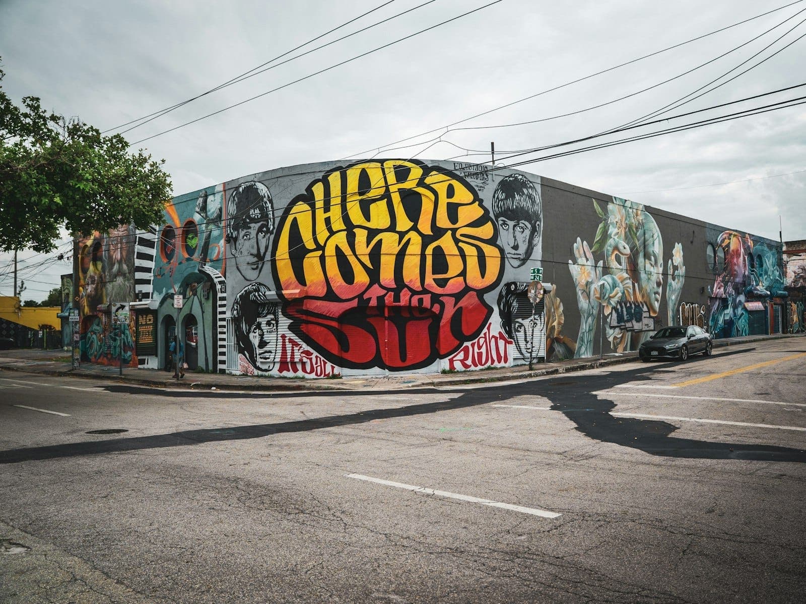 Grands murales de street art couvrant les murs extérieurs des bâtiments à Wynwood Walls à Miami, avec des œuvres audacieuses et des scènes urbaines.