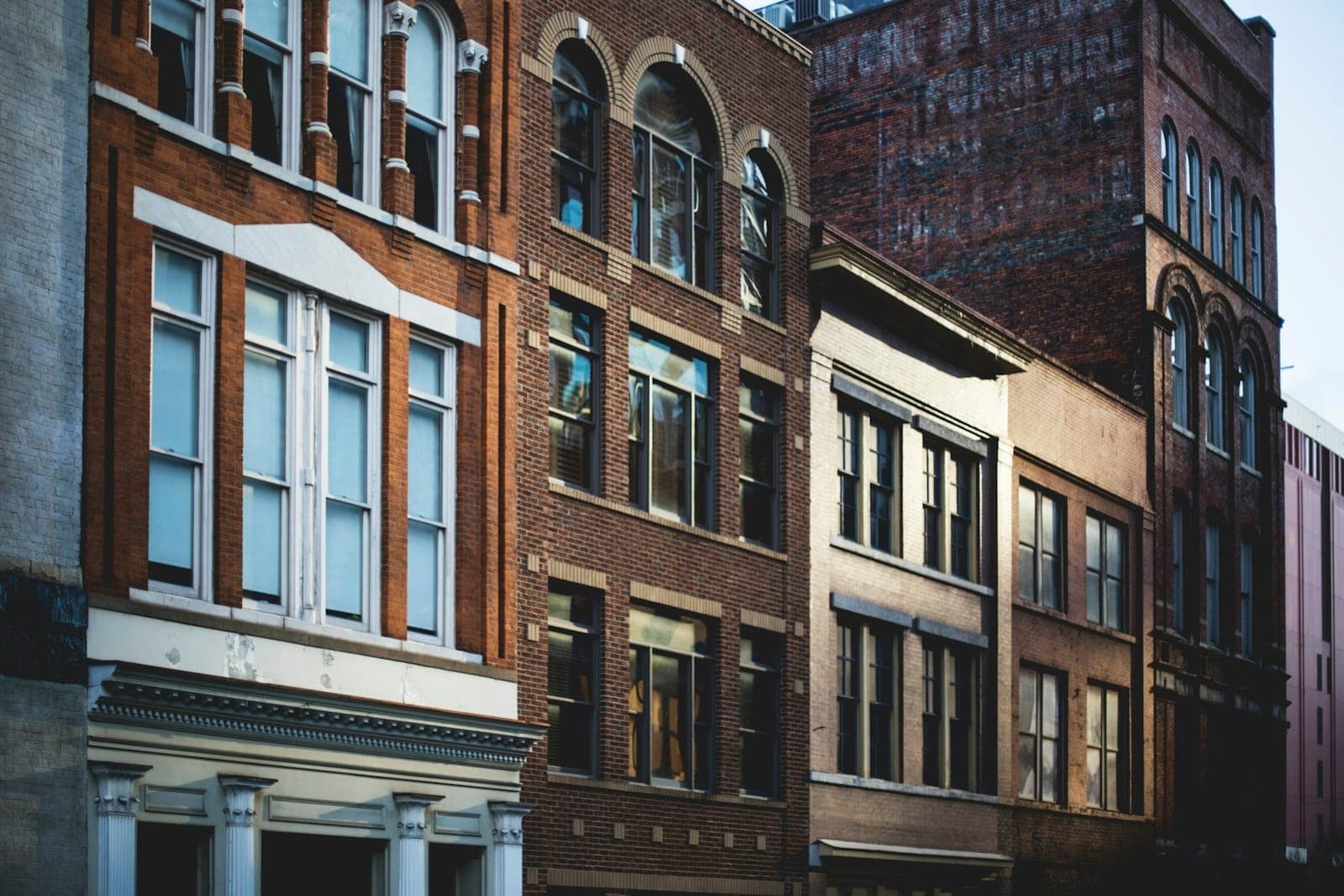Rząd historycznych ceglanych budynków z dużymi oknami w uroczej, dobrze zachowanej dzielnicy Nashville.