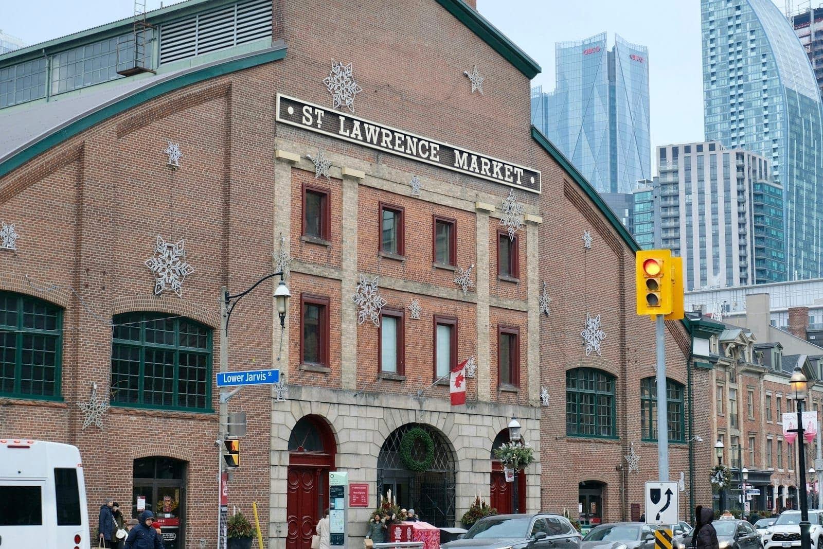 Edificio del St. Lawrence Market a Toronto con sfondo urbano e persone che camminano per la strada.