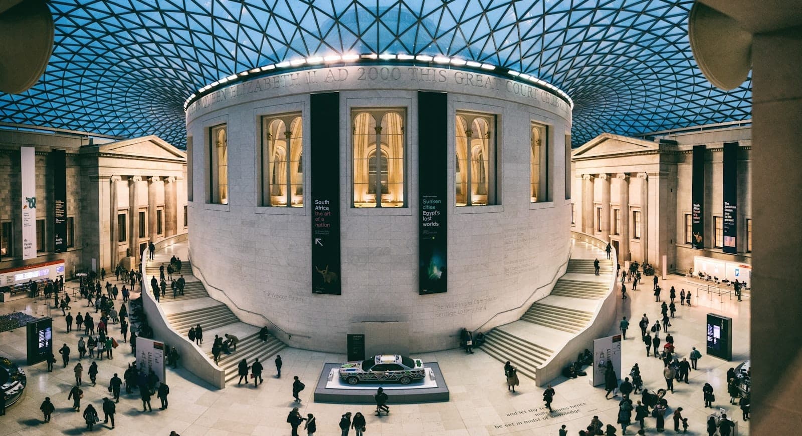 Weitwinkelaufnahme des berühmten Great Court im British Museum, gefüllt mit Besuchern unter einem beeindruckenden Glasdach – ein Sinnbild für die Vielfalt und Größe von Londons Museumslandschaft.