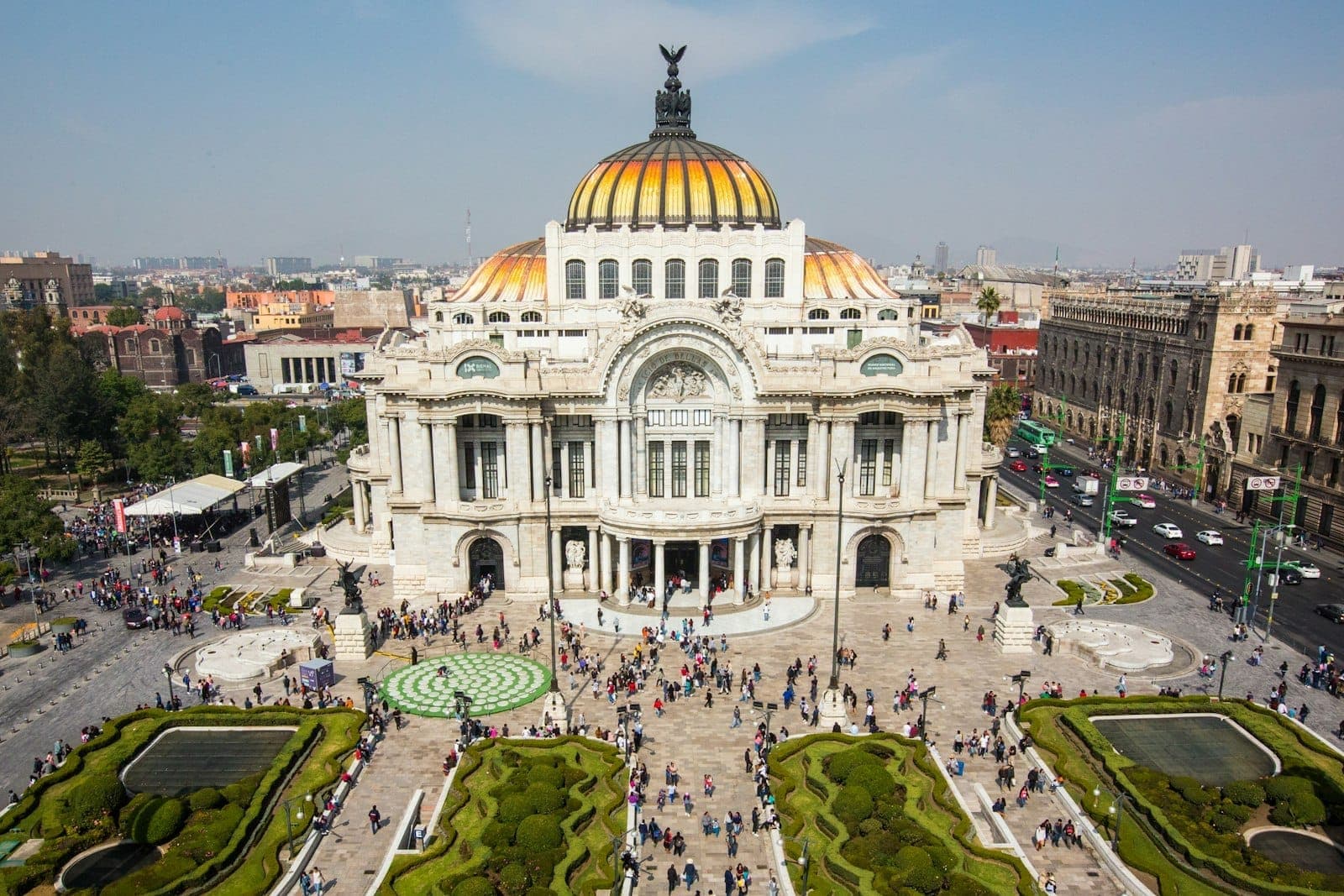 มุมสูงพระราชวัง Bellas Artes ใจกลางเม็กซิโกซิตี้ รายล้อมด้วยสวน นักท่องเที่ยวคึกคัก ใต้ท้องฟ้าสีครามสดใส