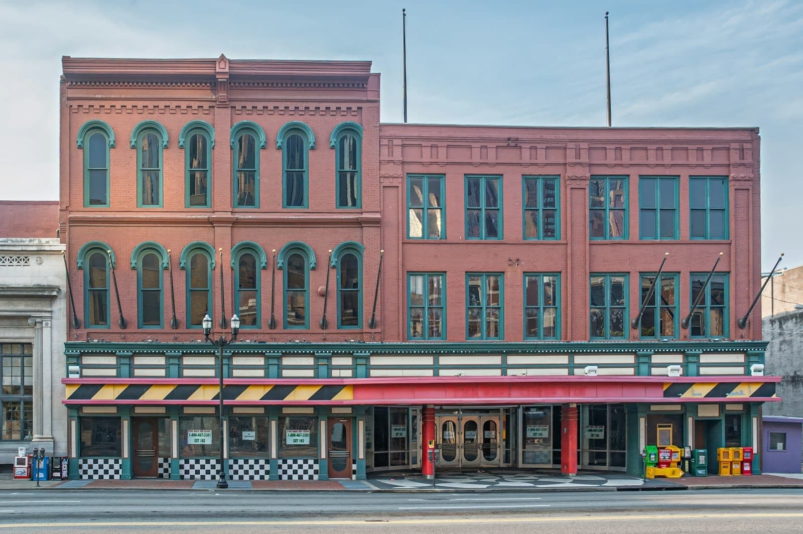 Historisches Gebäude in der Innenstadt von Nashville mit klassischer Architektur, das wahrscheinlich eine bekannte Musikstätte oder ein Museum beherbergt, tagsüber von der gegenüberliegenden Straßenseite fotografiert.
