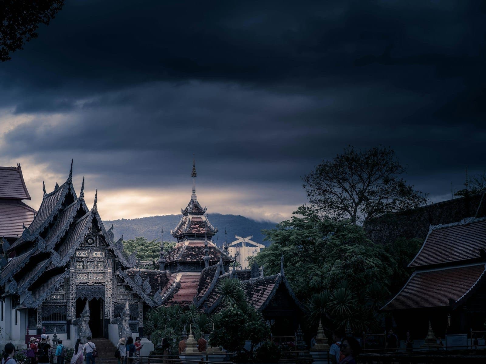 Düsterer Blick auf einen Tempel in Chiang Mai unter schweren, dramatischen Rauchwolken – ein eindrucksvolles Bild schlechter Luftqualität während der Brennsaison.