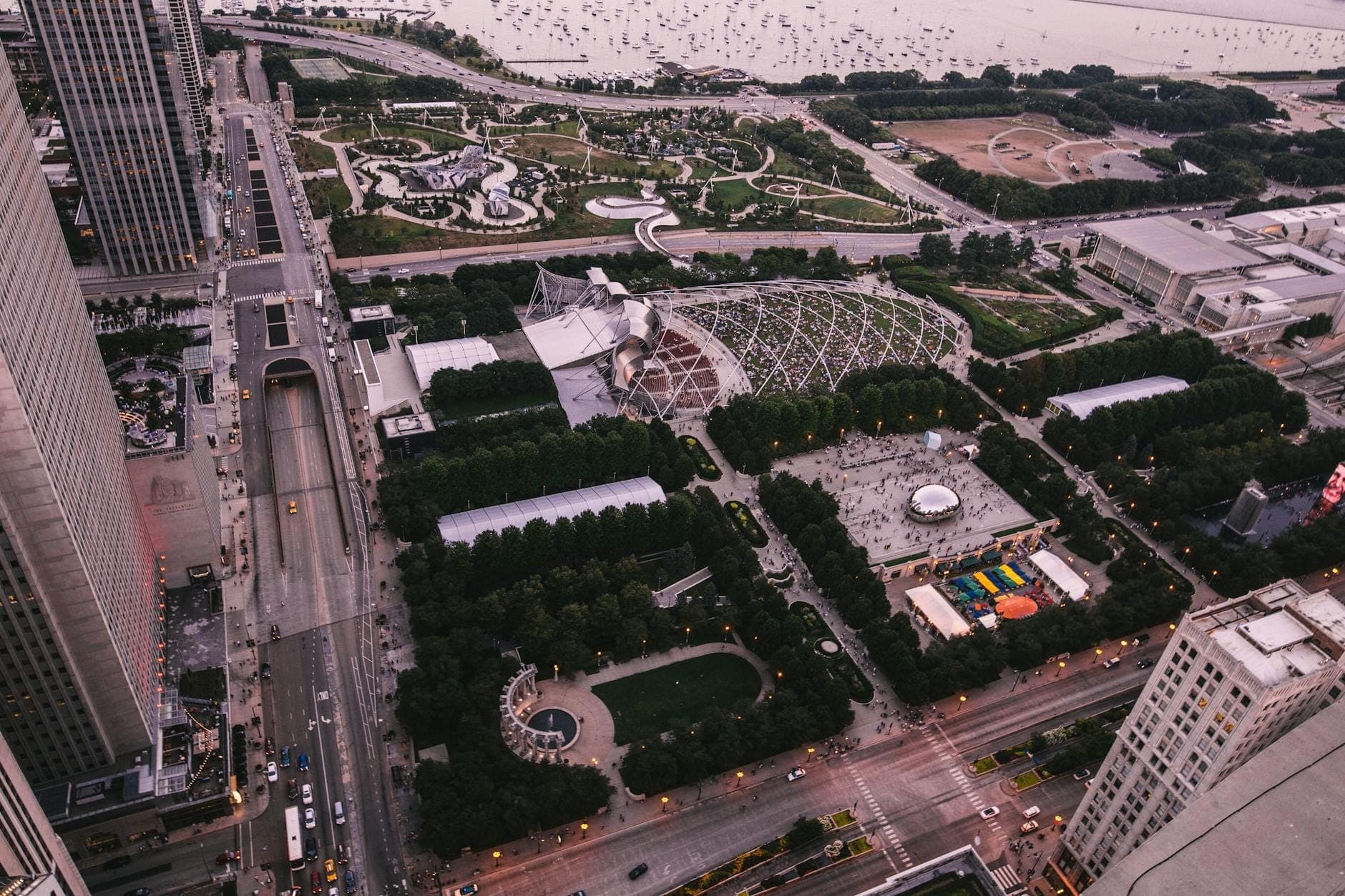 Luftaufnahme des Millennium Park in Chicago mit dem Jay Pritzker Pavilion und den umliegenden Grünflächen.