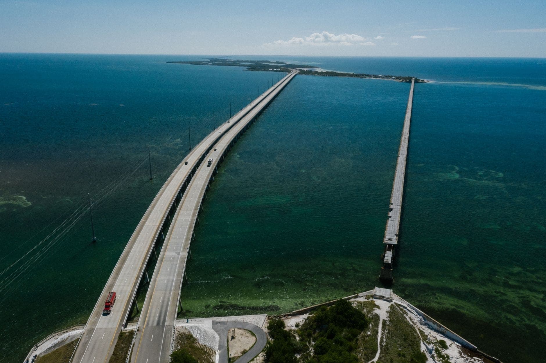 Вид с воздуха на мосты Overseas Highway, тянущиеся над бирюзовыми водами к Florida Keys.