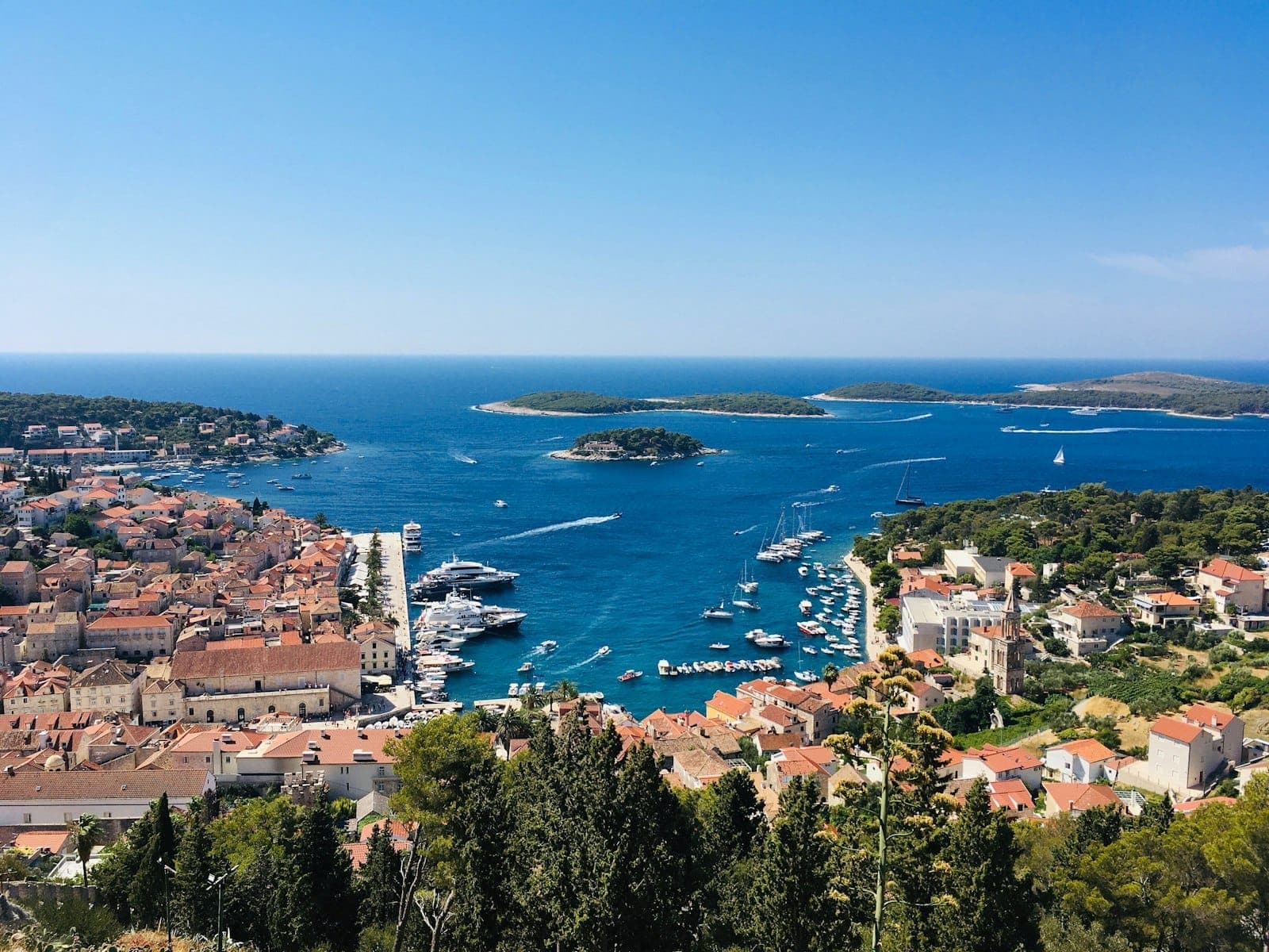 Vista panoramica del porto e delle isole vicino a Spalato, con barche nel mare blu ed edifici storici in primo piano.