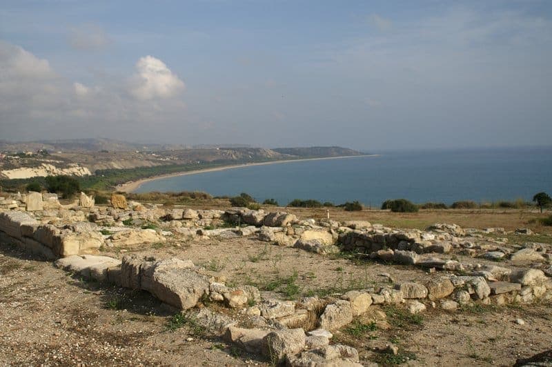 Reruntuhan batu kuno Eraclea Minoa menghadap Laut Mediterania yang biru dan tebing putih seperti kapur di pantai selatan Sisilia di bawah langit yang sebagian berawan.