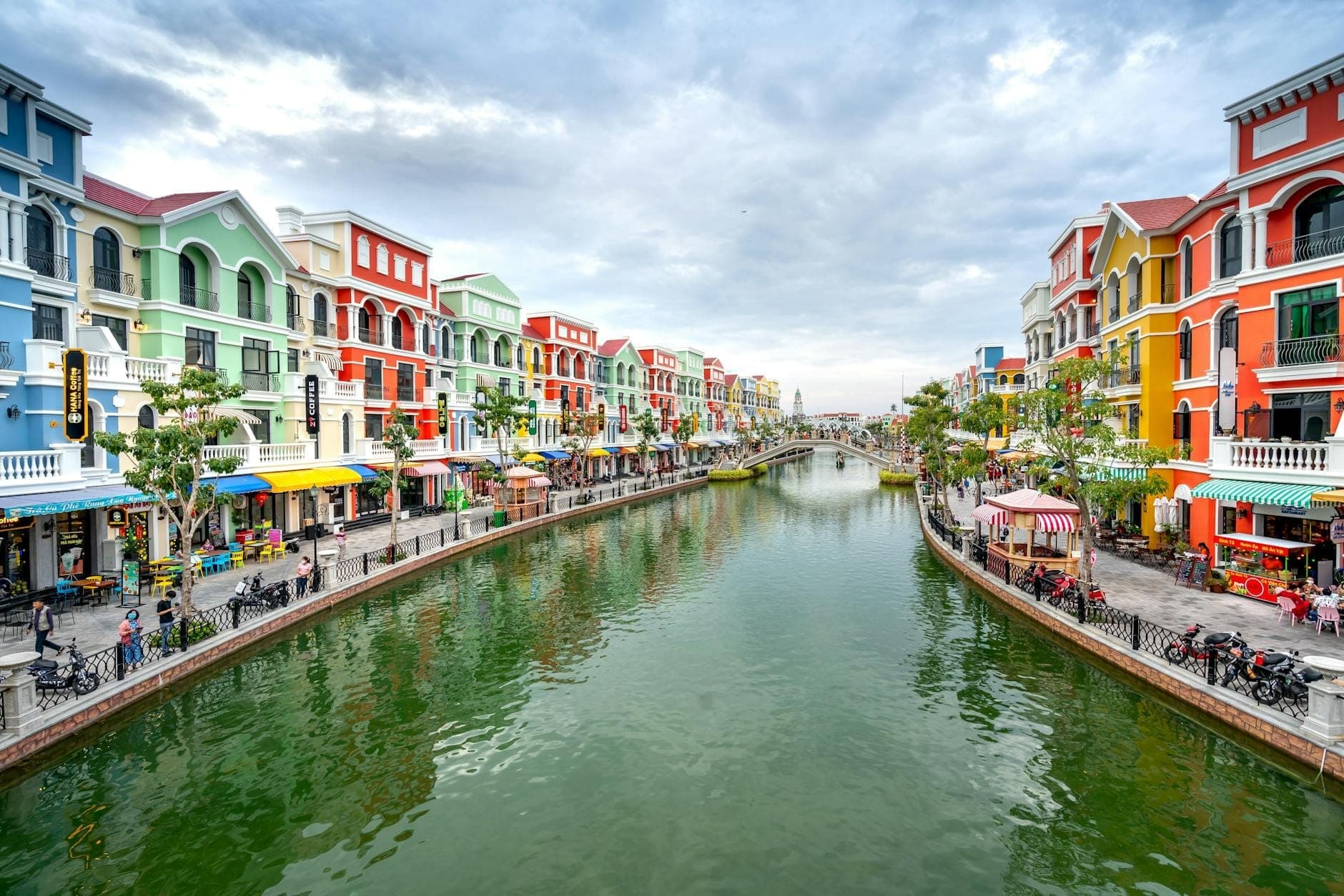 Grand World Phu Quoc kanalı, iki yanında renkli Avrupa tarzı binalar ve yaya yürüyüş yolu