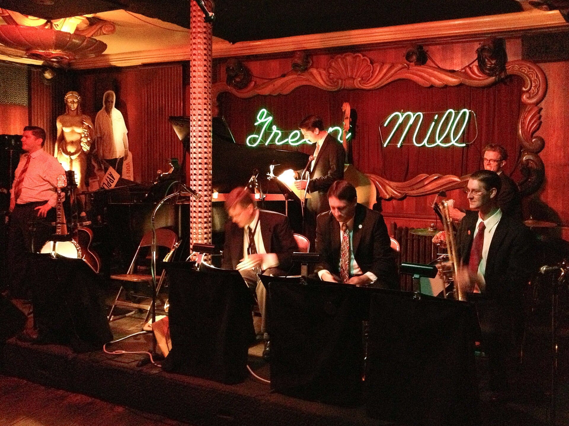 วงดนตรีแจ๊สแสดงบนเวทีของ Green Mill Cocktail Lounge อันเก่าแก่ในชิคาโก ท่ามกลางแสงไฟอบอุ่นและการตกแต่งแบบคลาสสิก