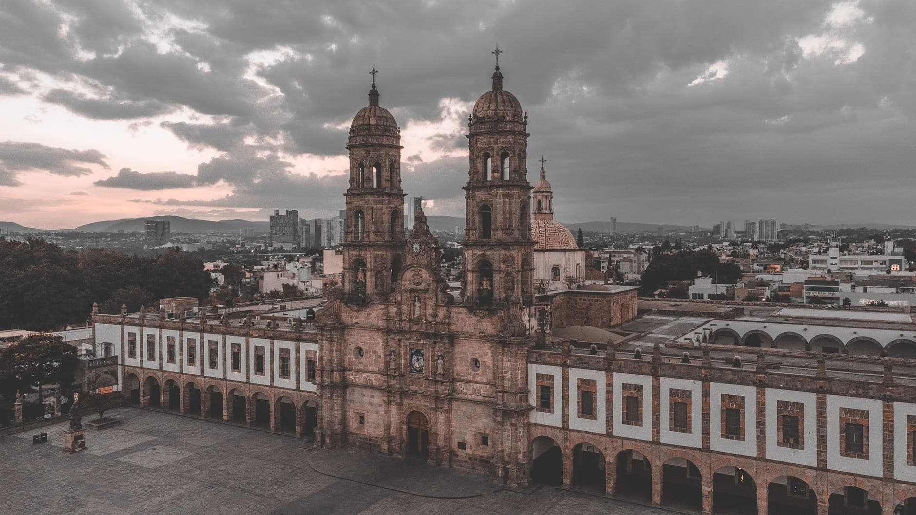 มุมมองทางอากาศของจัตุรัสประวัติศาสตร์และมหาวิหารในใจกลางเมือง Guadalajara พร้อมเมฆที่สวยงามเหนือท้องฟ้า