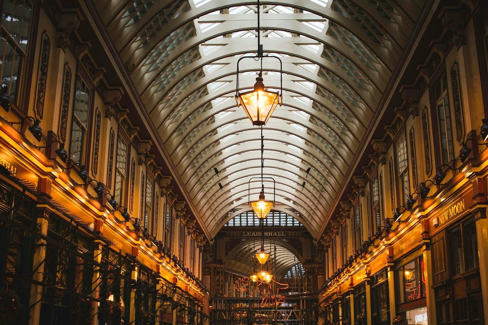 Innenansicht des Leadenhall Market in London mit verziertem Glasdach, warmem Licht und historischer Architektur – Drehort für Harry Potter.