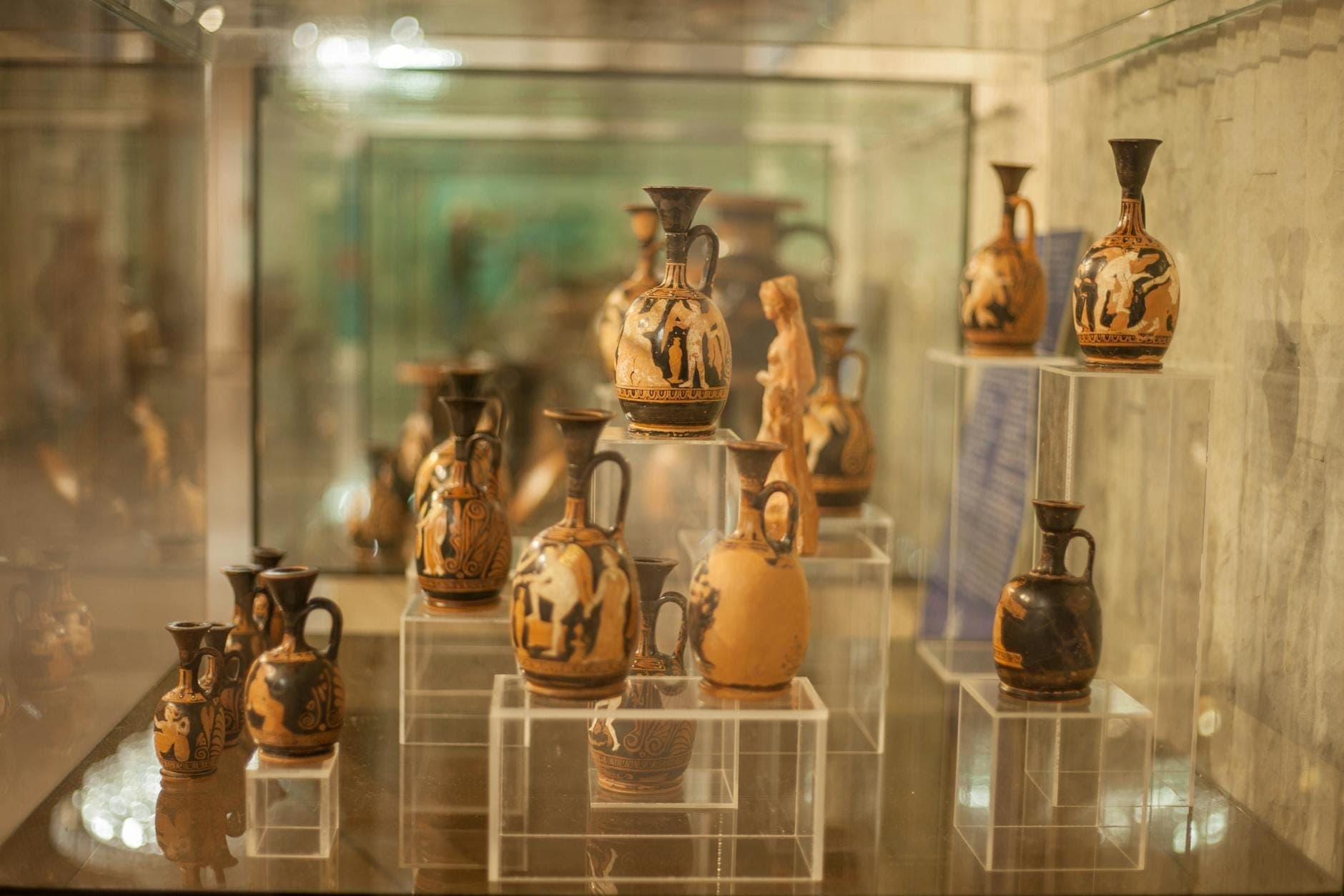Vitrinen mit antiker minoischer Keramik und Artefakten im Archäologischen Museum Heraklion – die weltbeste minoische Sammlung in stimmungsvollem Museumslicht.