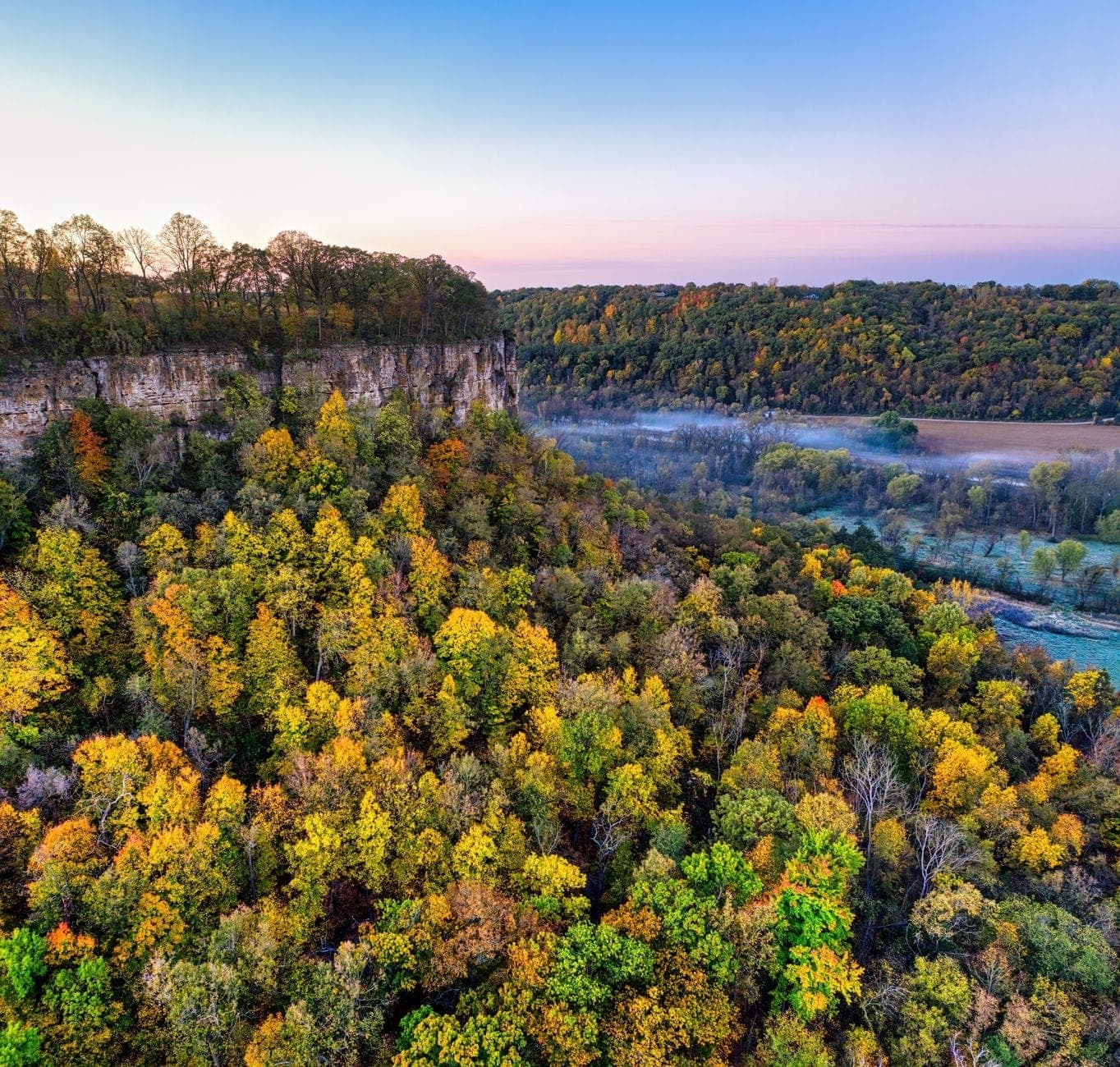 Falaises boisées spectaculaires et arbres aux couleurs d'automne éclatantes au-dessus d'une rivière, typiques des parcs d'État près de Nashville, au lever ou au coucher du soleil.