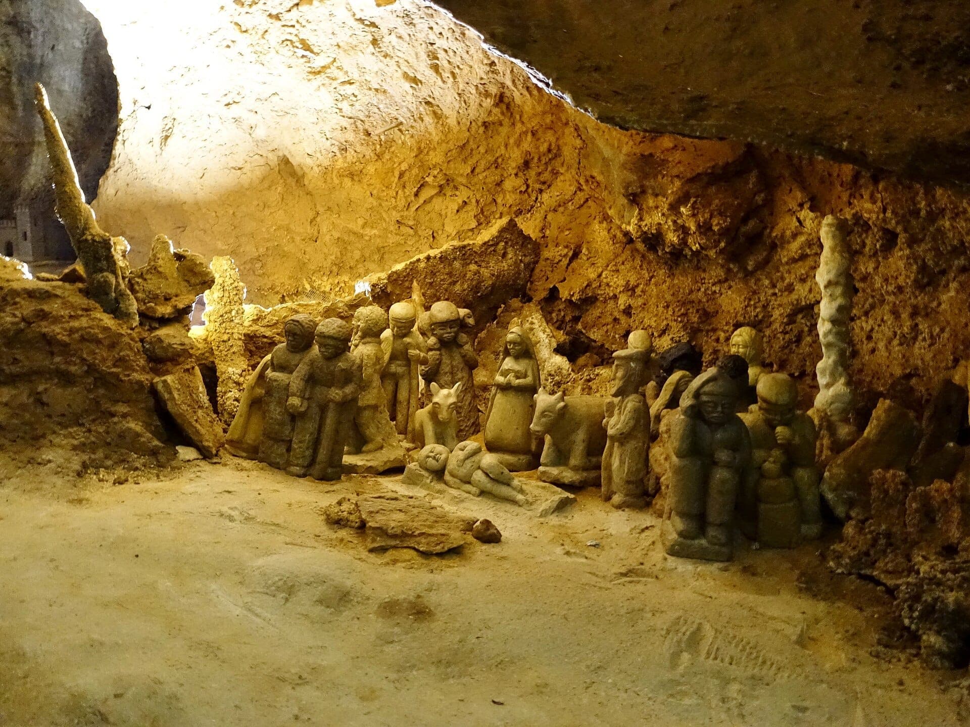 Nacimiento de piedra ubicado en el interior de dolomita de color ocre de las Cuevas de Is Zuddas, en el suroeste de Cerdeña, iluminado por la cálida luz de la cueva.