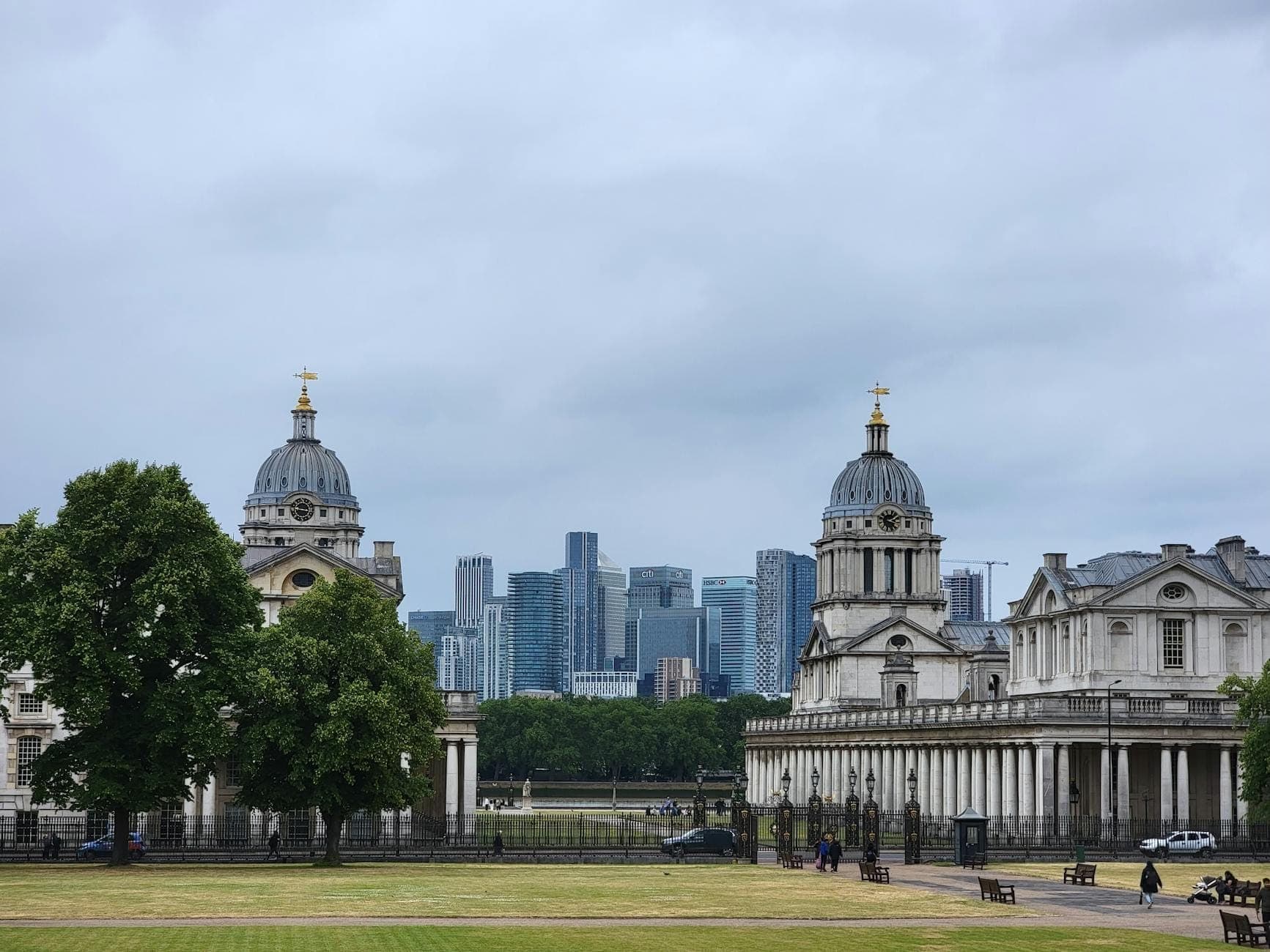 Greenwich a Londra con gli edifici dell'Old Royal Naval College e il moderno skyline di Canary Wharf sullo sfondo