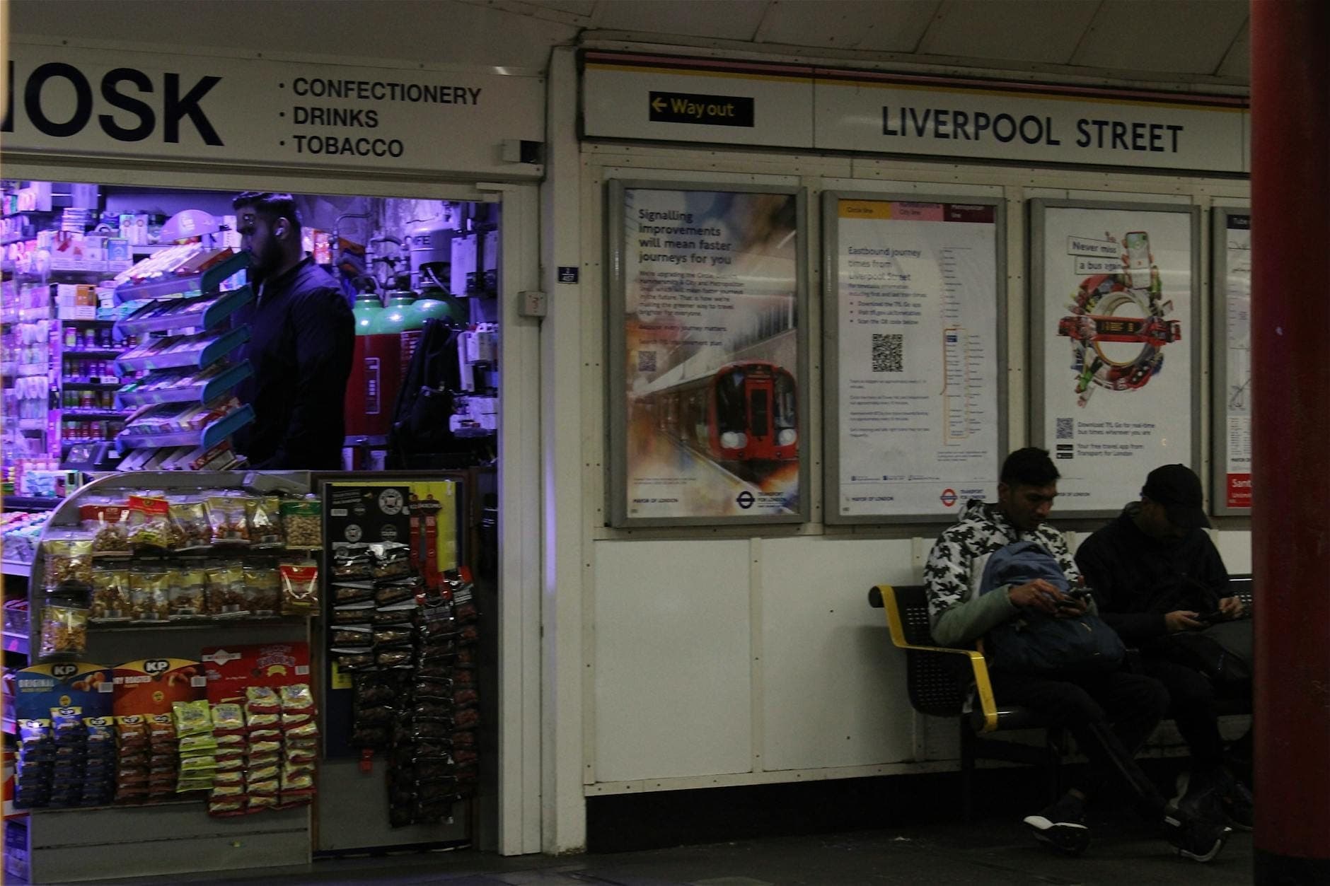 Interior de la estación London Liverpool Street con un quiosco y zona de asientos, con señalización relevante para el inicio de la ruta de ferry.