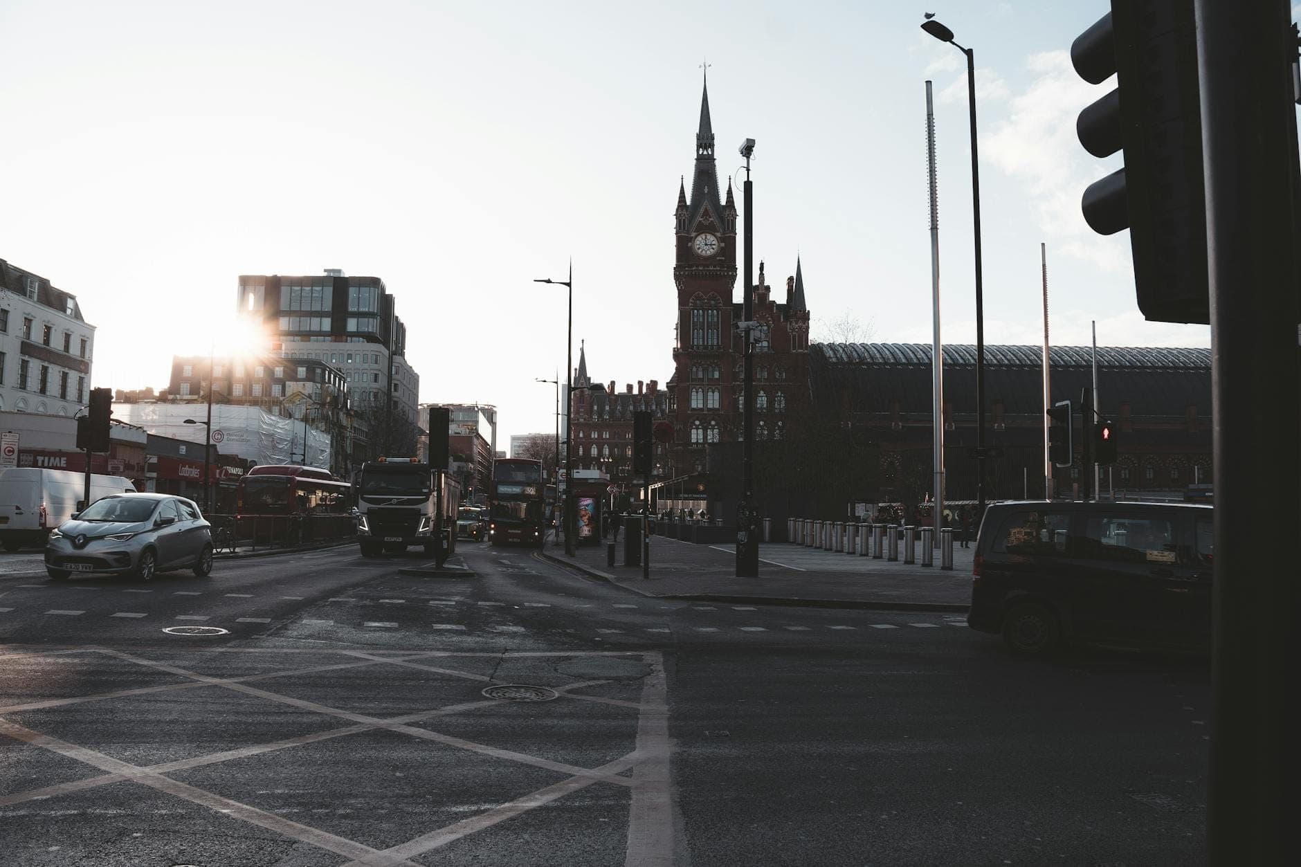 Vista de la calle de la estación London St Pancras International con su famosa torre del reloj de ladrillo rojo en un día despejado.