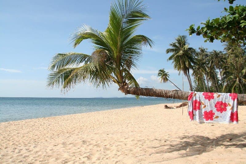 Gün batımında Long Beach Phu Quoc'un altın sarısı kumsalı, sakin batıya bakan denizi ve palmiye sıralı kıyısı