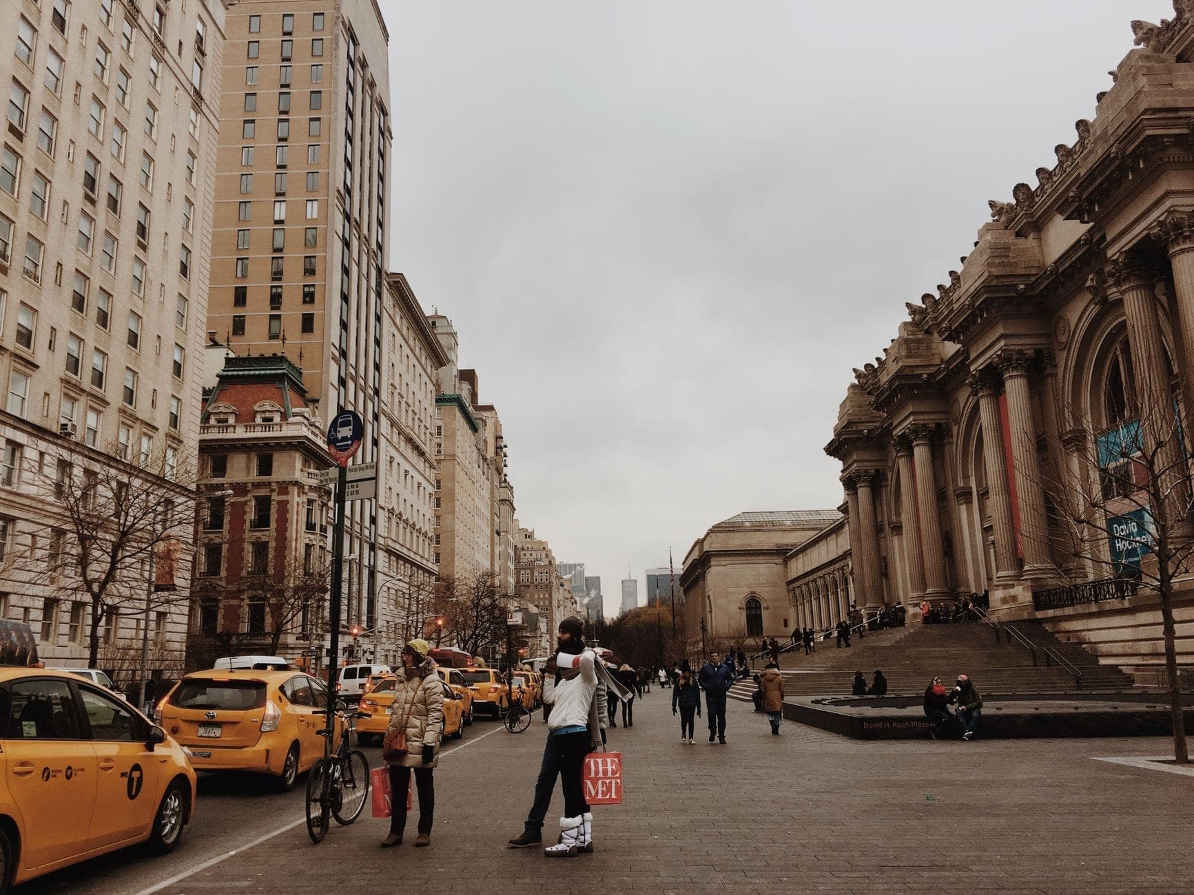 วิวถนนในนิวยอร์กซิตี้พร้อมแท็กซี่สีเหลืองและ Metropolitan Museum of Art ในวันที่มีเมฆมาก