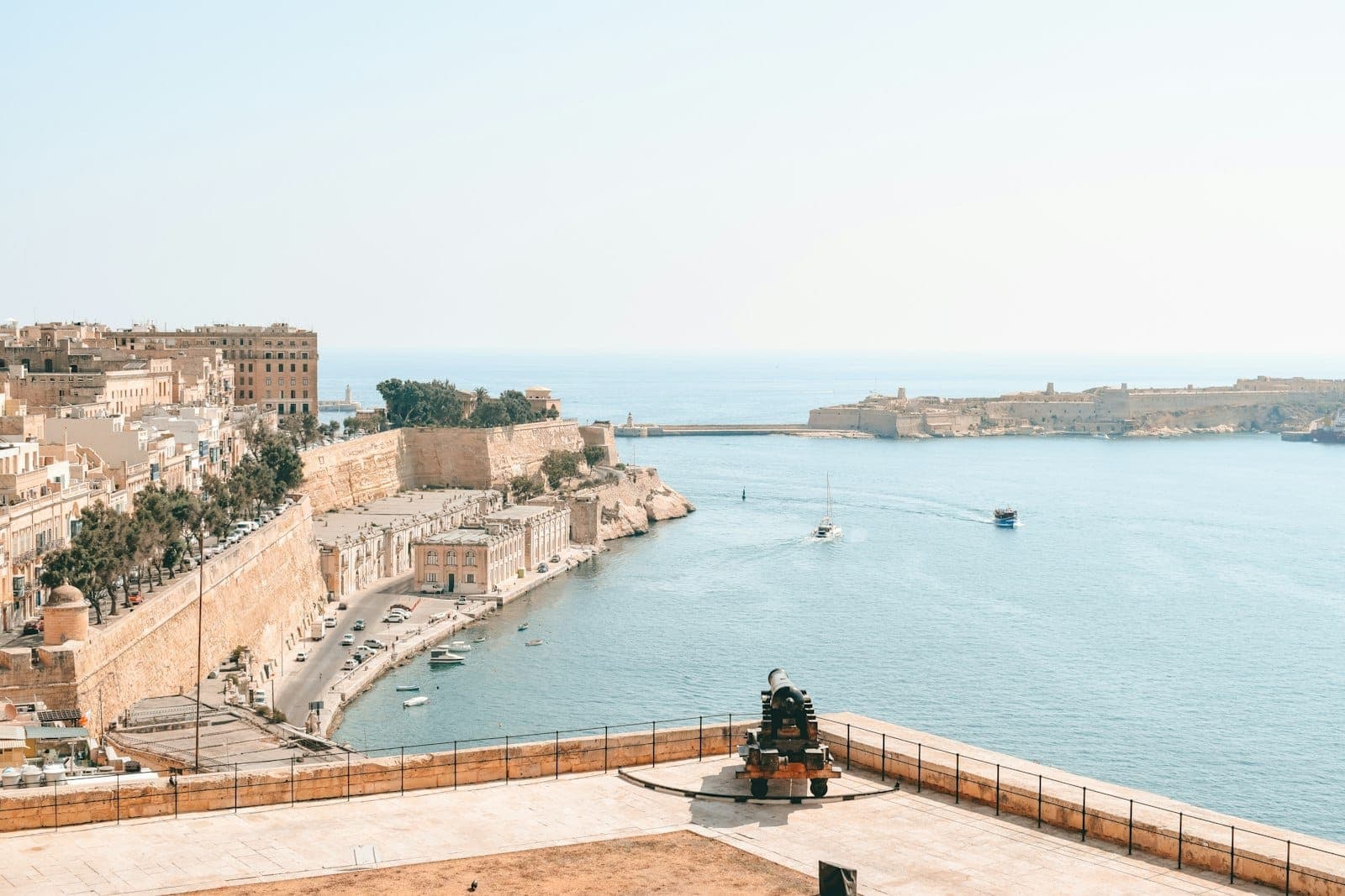 Weiter Blick auf Vallettas ikonische Kalksteinbefestigungen und den Hafen unter klarem Himmel, mit Booten auf dem Mittelmeer – der ideale Einstieg in einen Malta-Reiseführer.