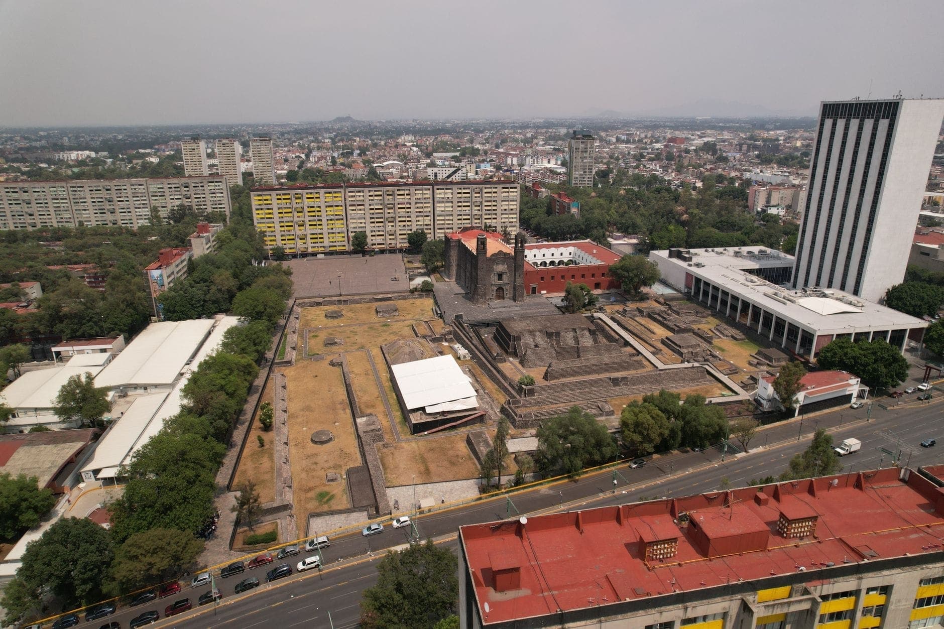 Vista aérea de la Plaza de las Tres Culturas con ruinas antiguas, una iglesia colonial y edificios modernos en Ciudad de México.