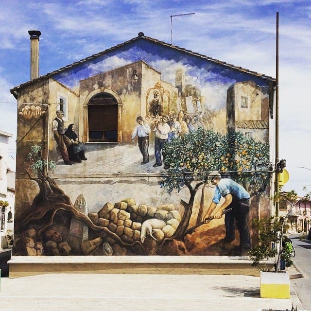 Vista de un viajero de una casa decorada con murales en San Sperate, Cerdeña